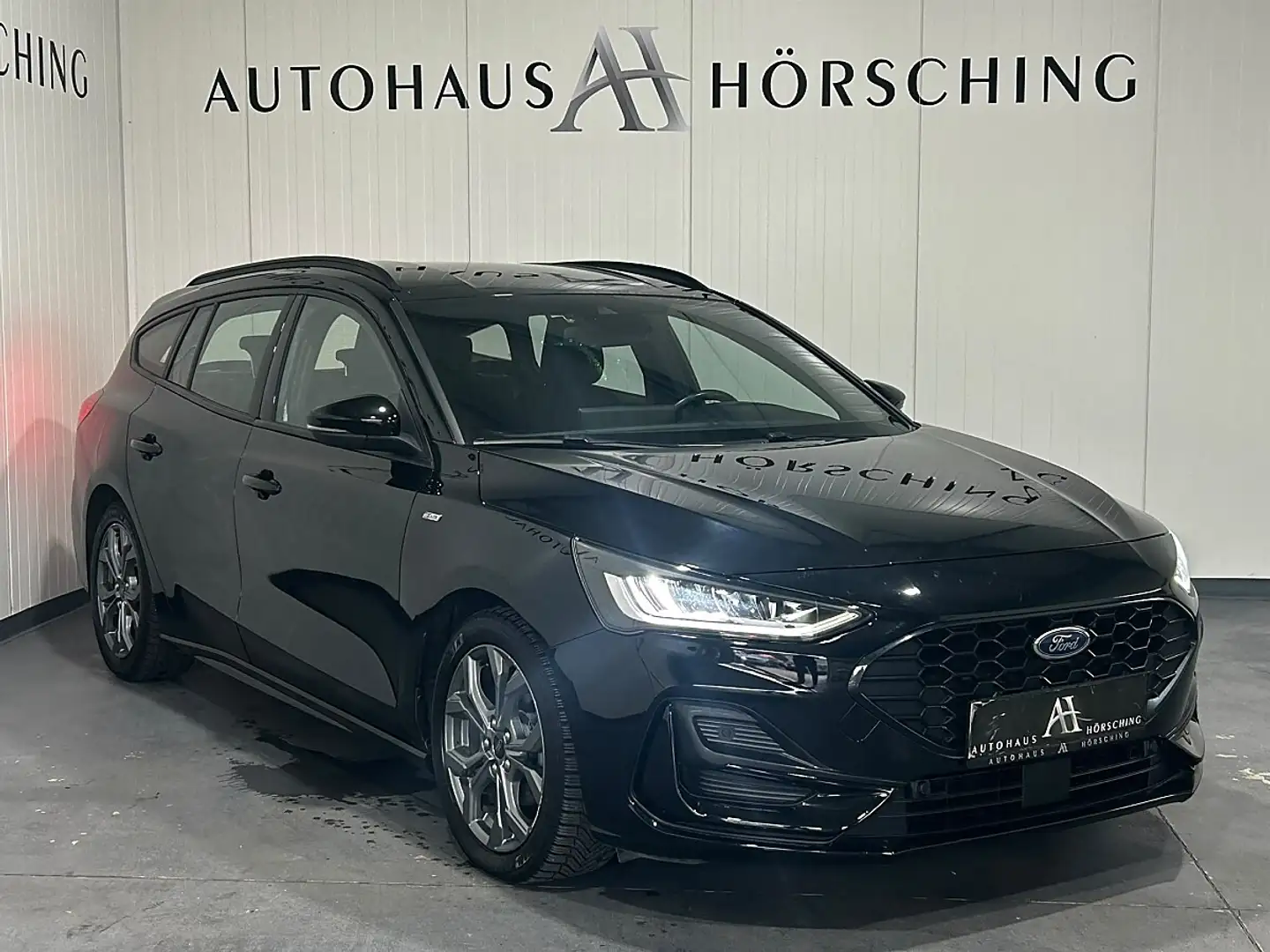 Ford Focus Turnier 1,5 EcoBlue ST-Line Design Aut. Schwarz - 1
