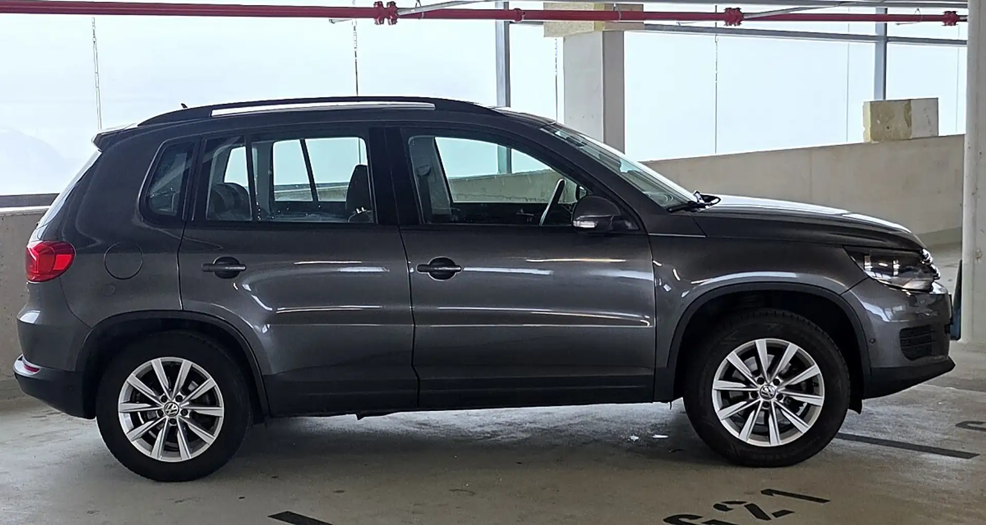 Volkswagen Tiguan 2,0 TDI Cool BMT Grau - 2
