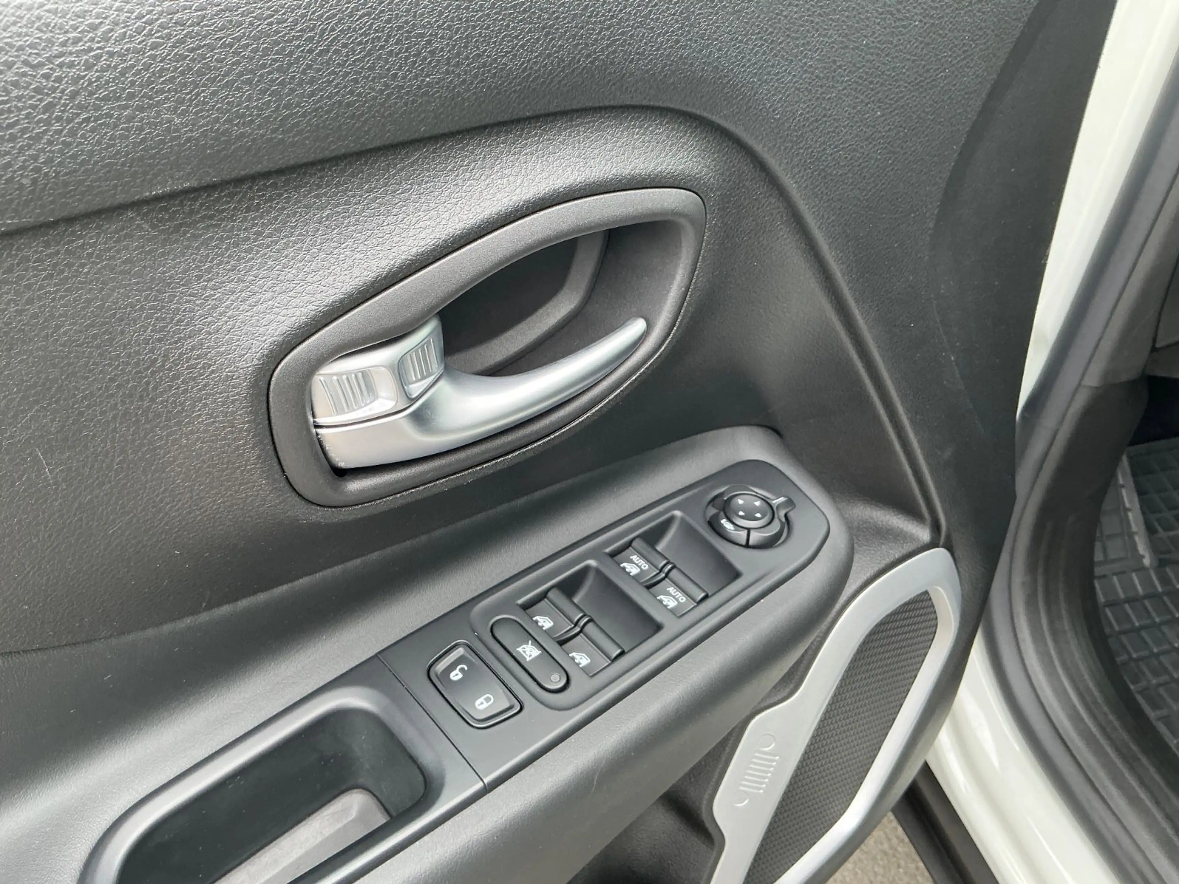 Jeep Renegade Adventure 1.6 Multijet SHZ LHZ BT NAVI — photo 25