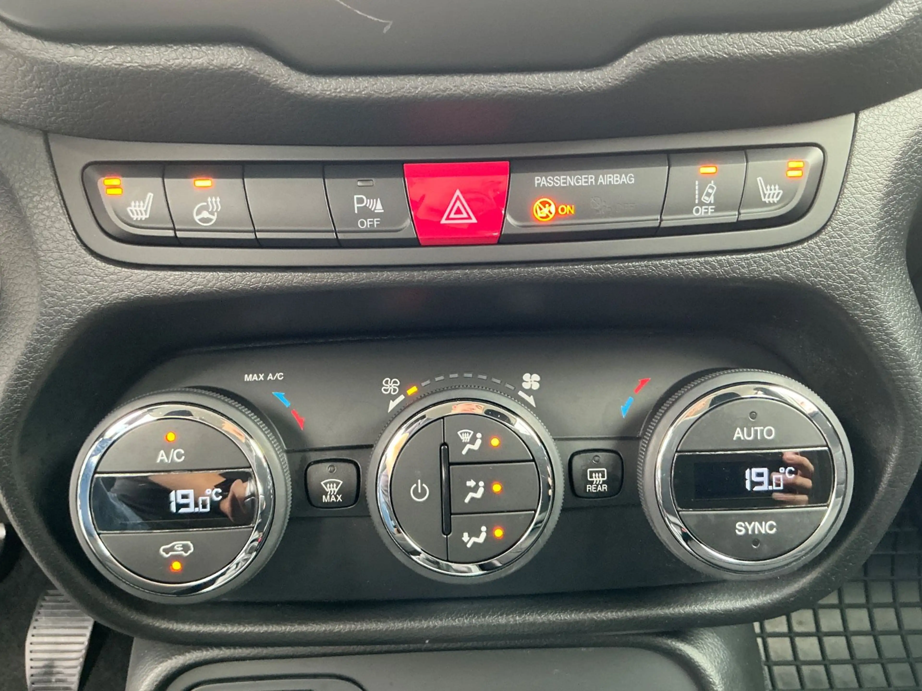Jeep Renegade Adventure 1.6 Multijet SHZ LHZ BT NAVI — photo 20