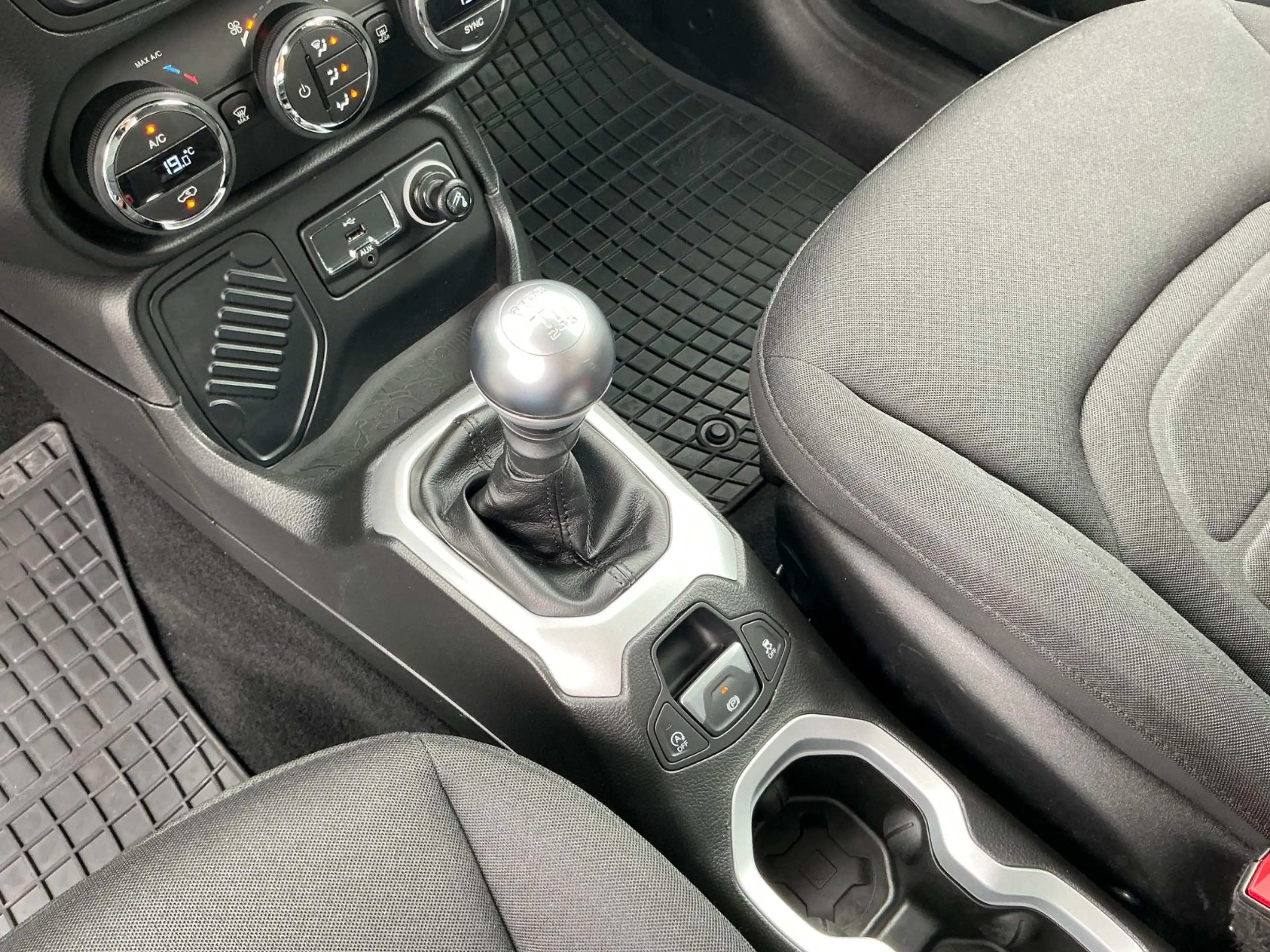 Jeep Renegade Adventure 1.6 Multijet SHZ LHZ BT NAVI — photo 21