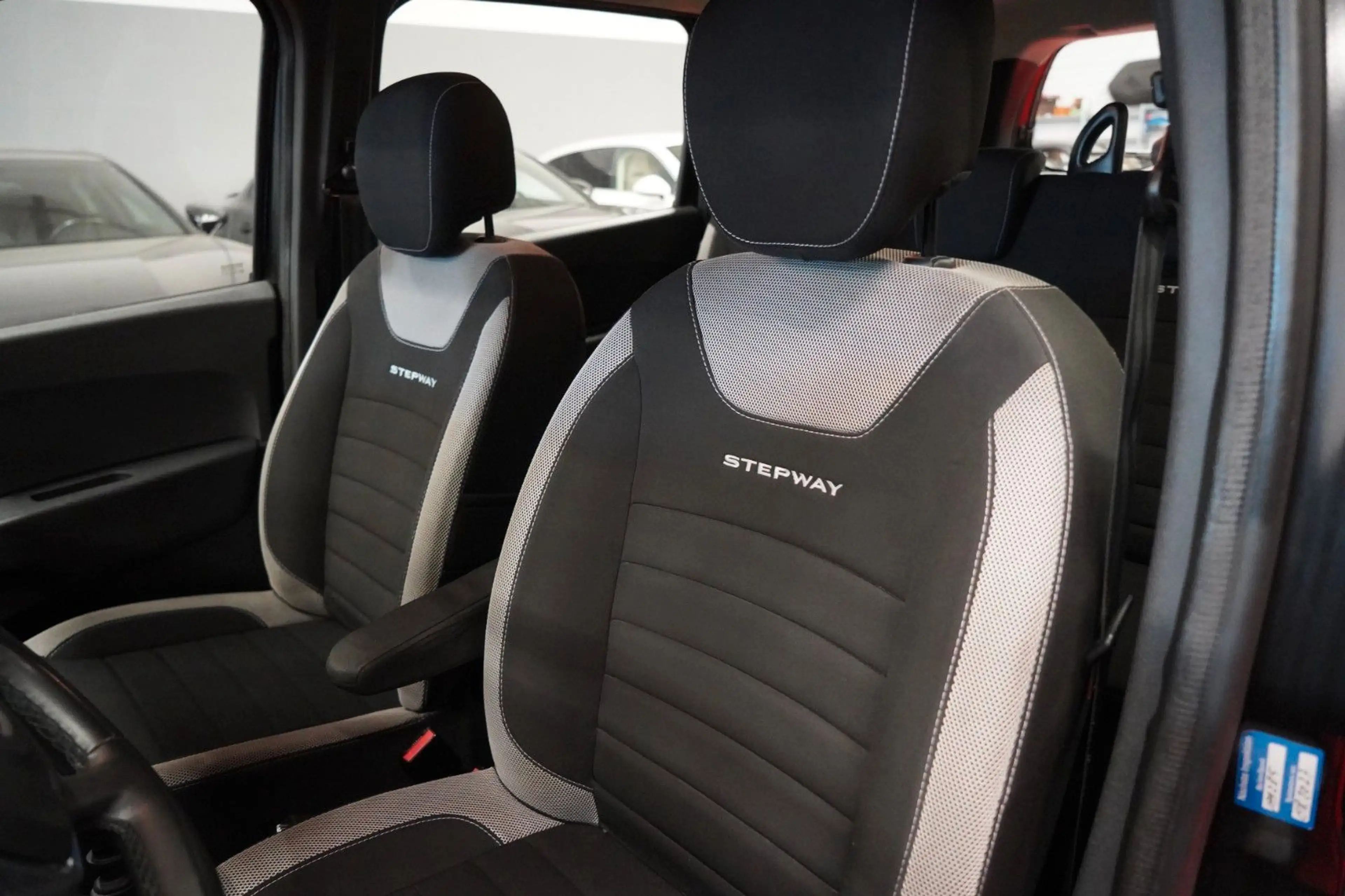 Dacia Lodgy 1.5 dCi Stepway Plus *Unfallfrei* — photo 15