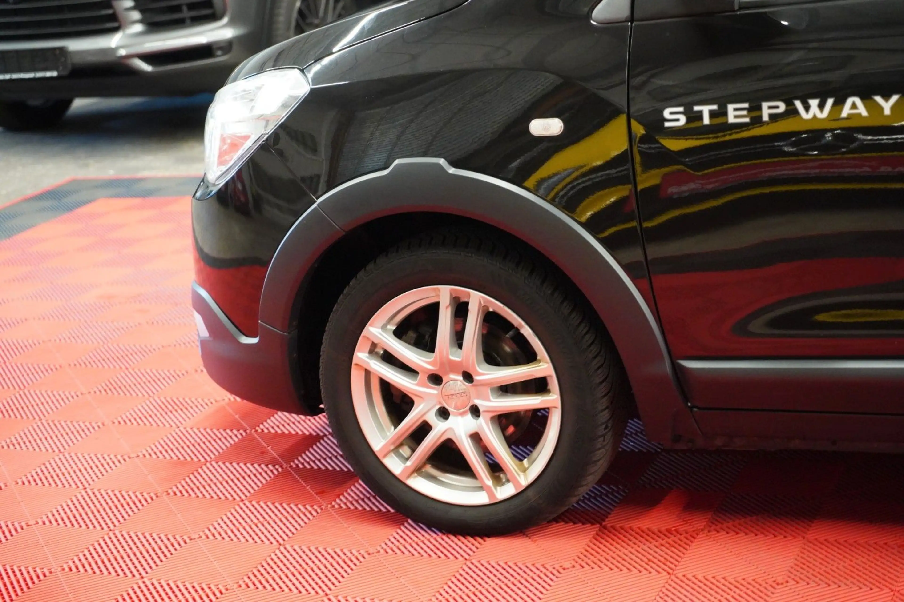 Dacia Lodgy 1.5 dCi Stepway Plus *Unfallfrei* — photo 12