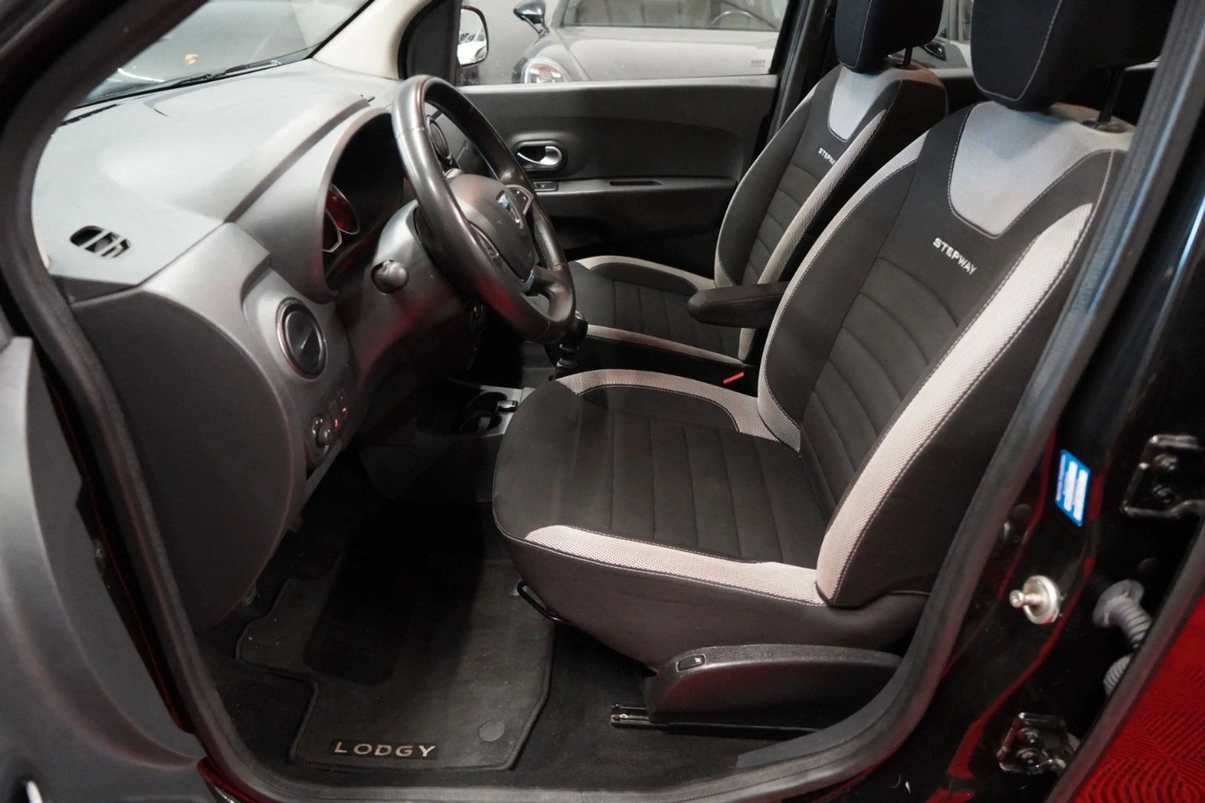 Dacia Lodgy 1.5 dCi Stepway Plus *Unfallfrei* — photo 14