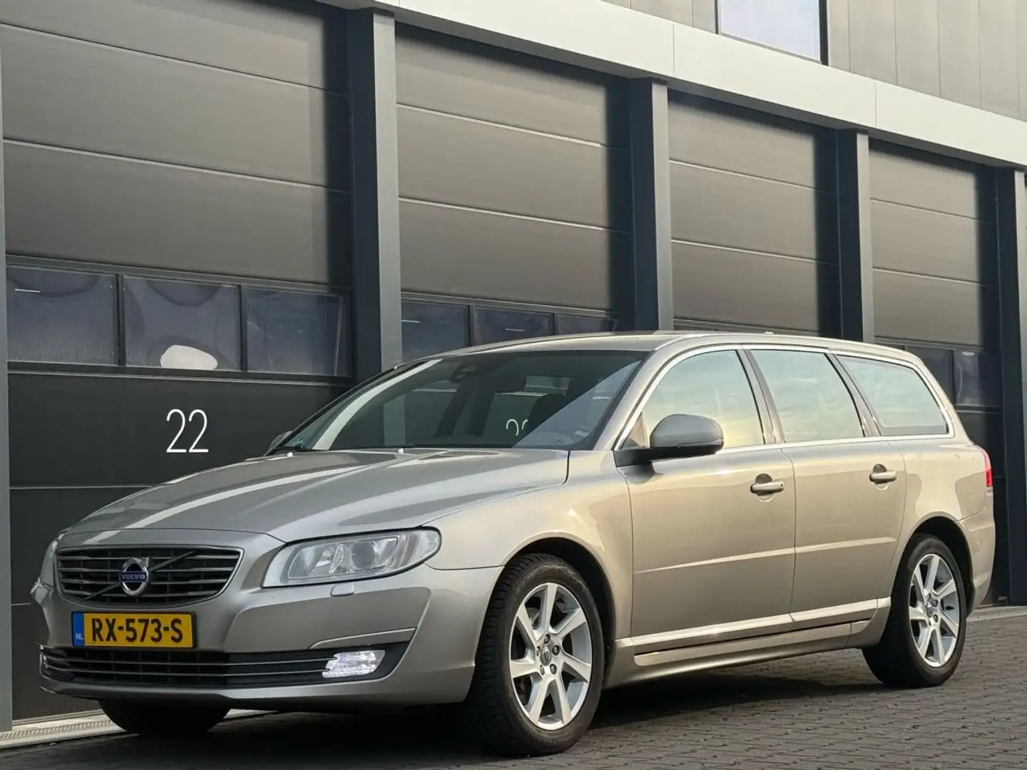 Volvo V70 V-70 2.0 D3 Summum Navi Clima PDC Gri - 1