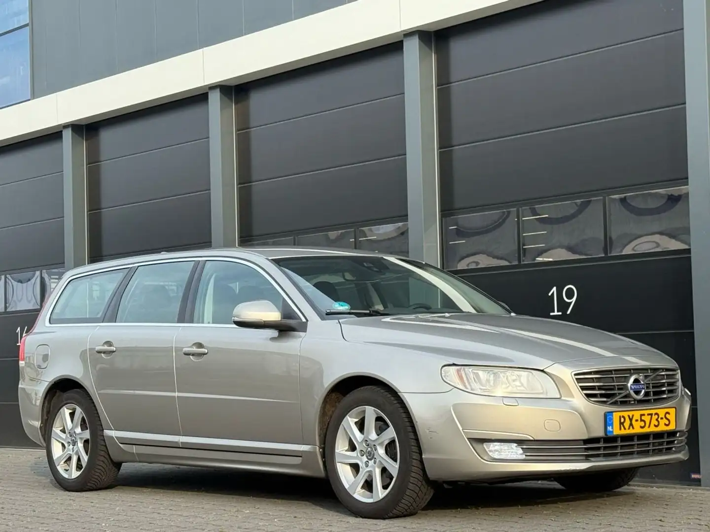 Volvo V70 V-70 2.0 D3 Summum Navi Clima PDC Gri - 2