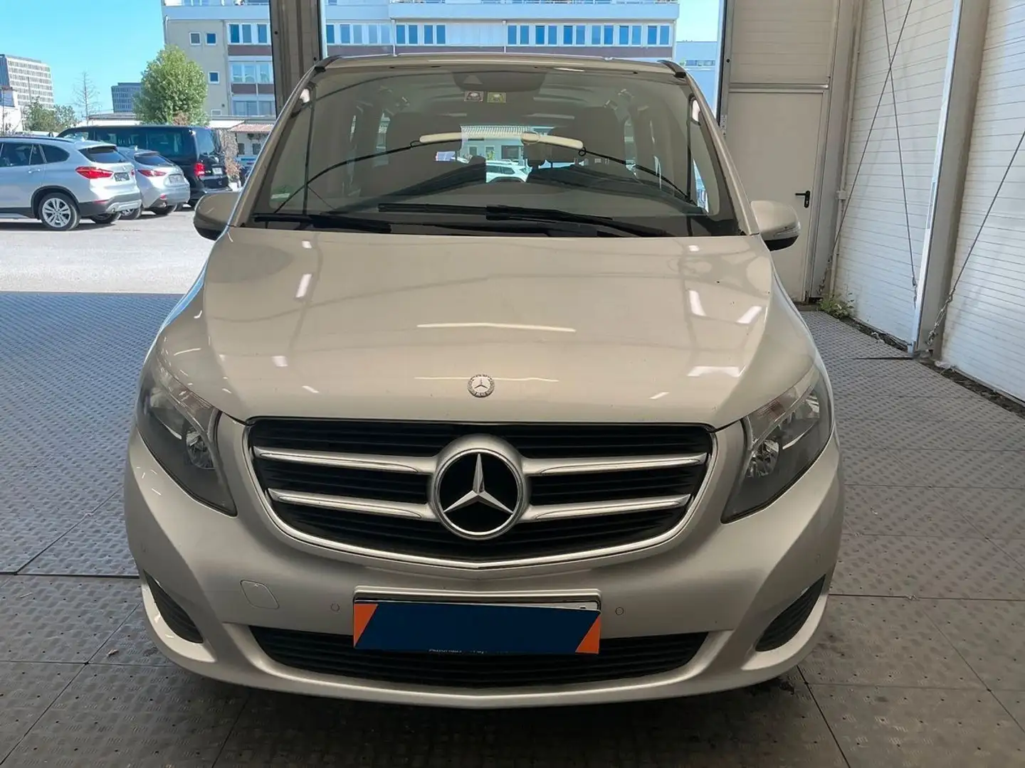 Mercedes-Benz V 220 d lang +AHK+SITZHZ+NAVI+6-SITZER+STANDHZ+ Silber - 2