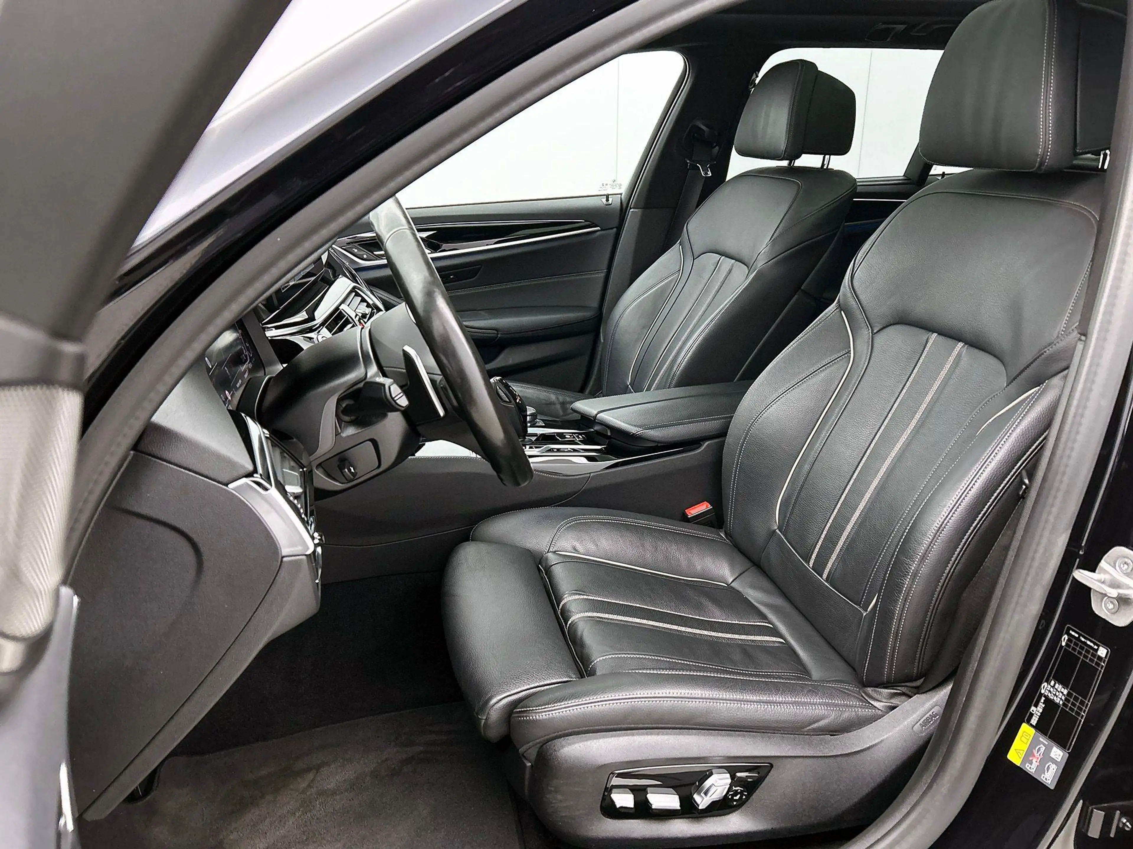 BMW 530 Touring 530eA PHEV — photo 8