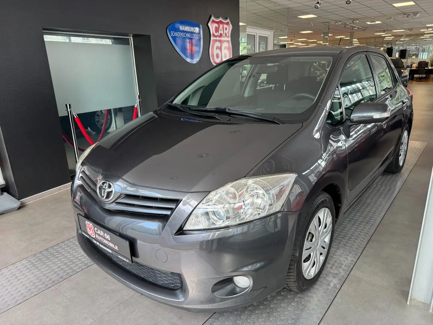 Toyota Auris Life+ / AUTOMATIK Grau - 1