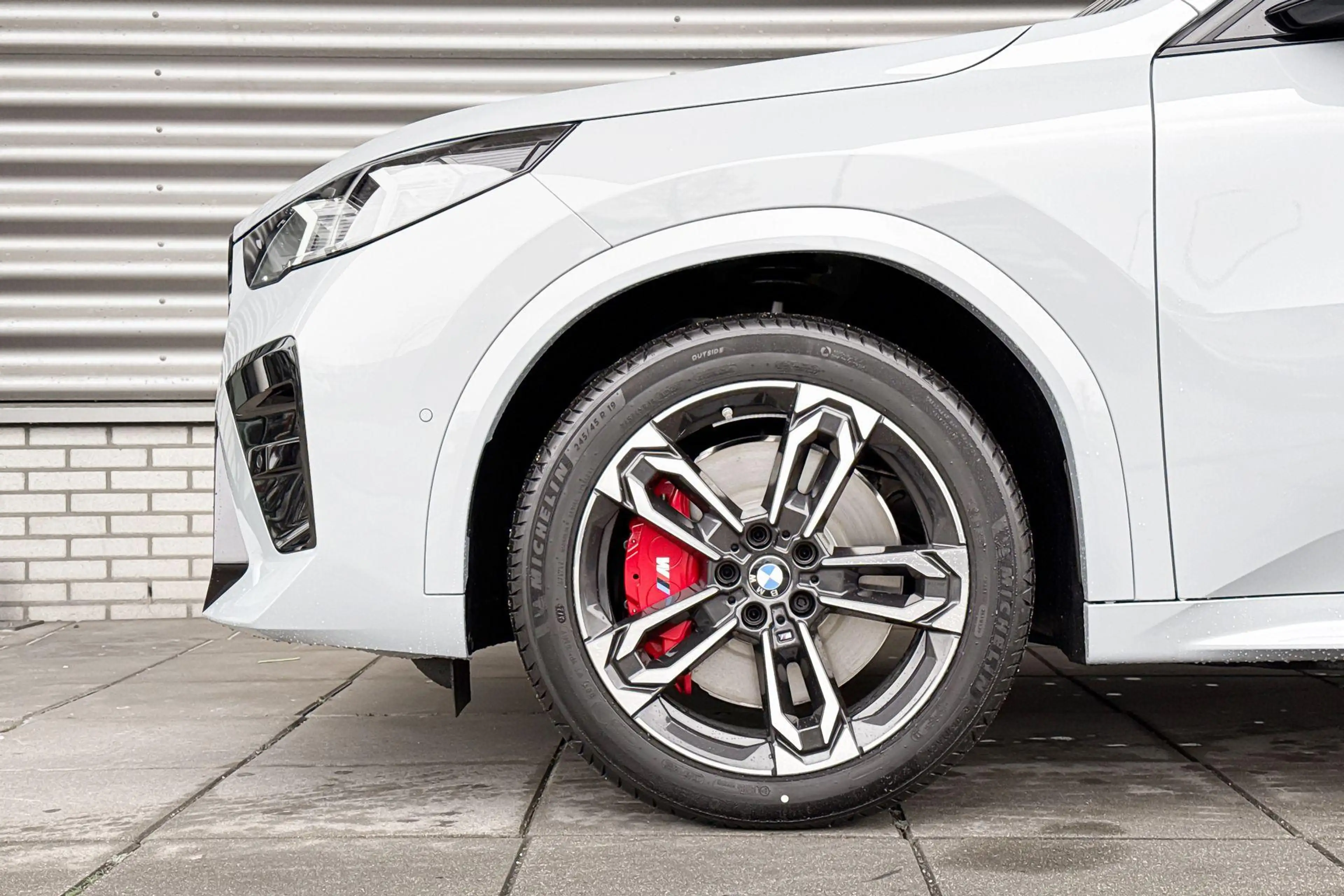 BMW iX2 eDrive20 — photo 3