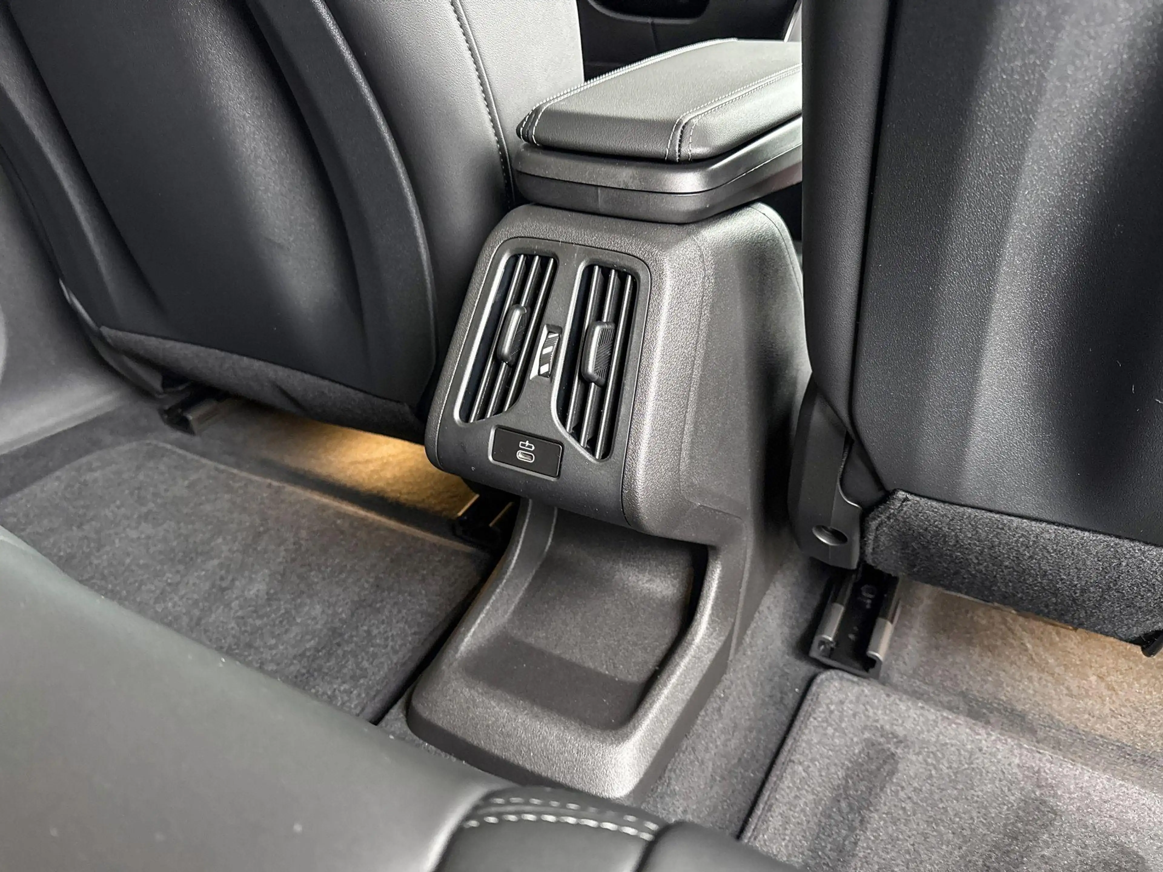 BMW iX2 eDrive20 — photo 10