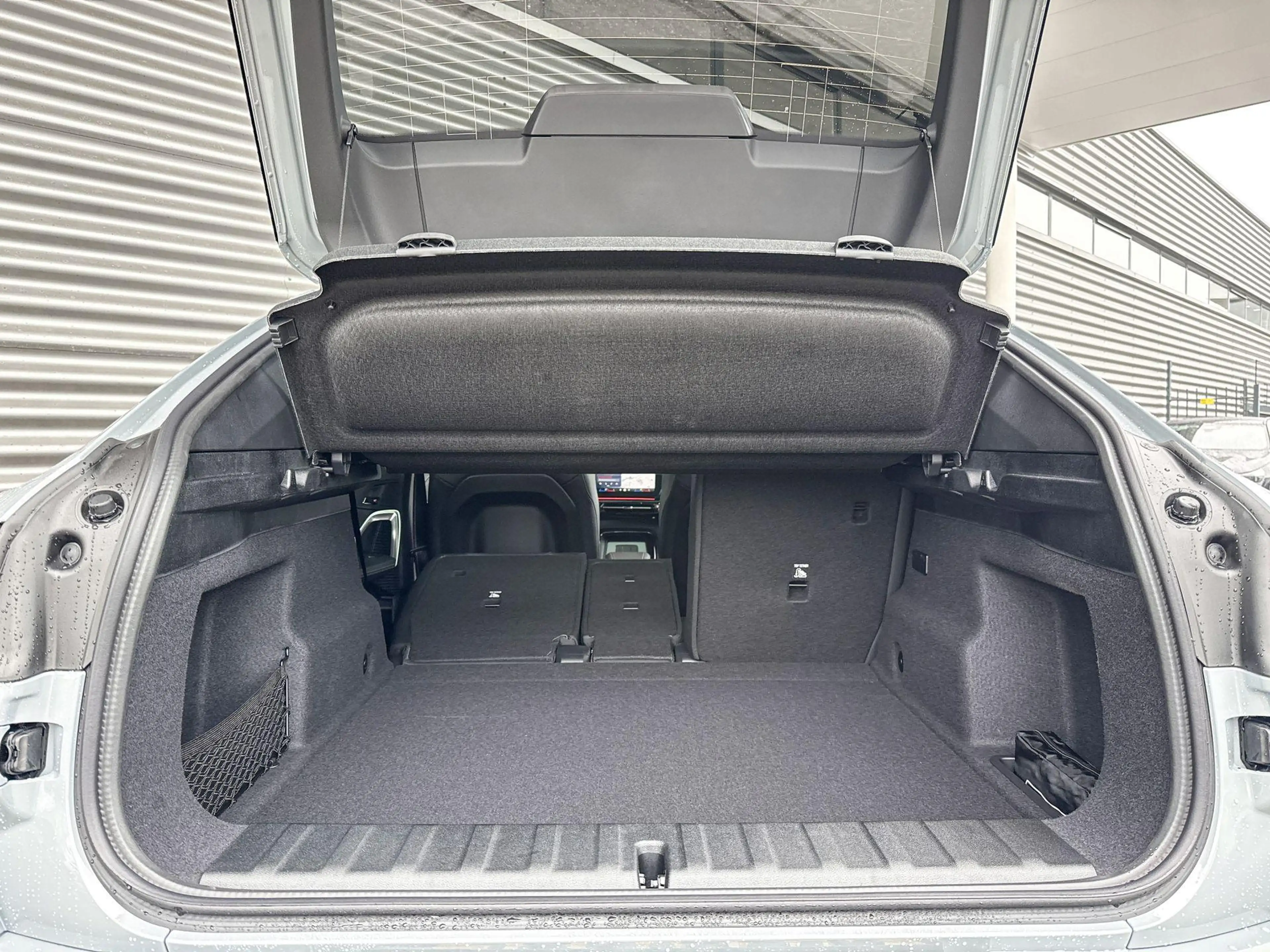 BMW iX2 eDrive20 — photo 11