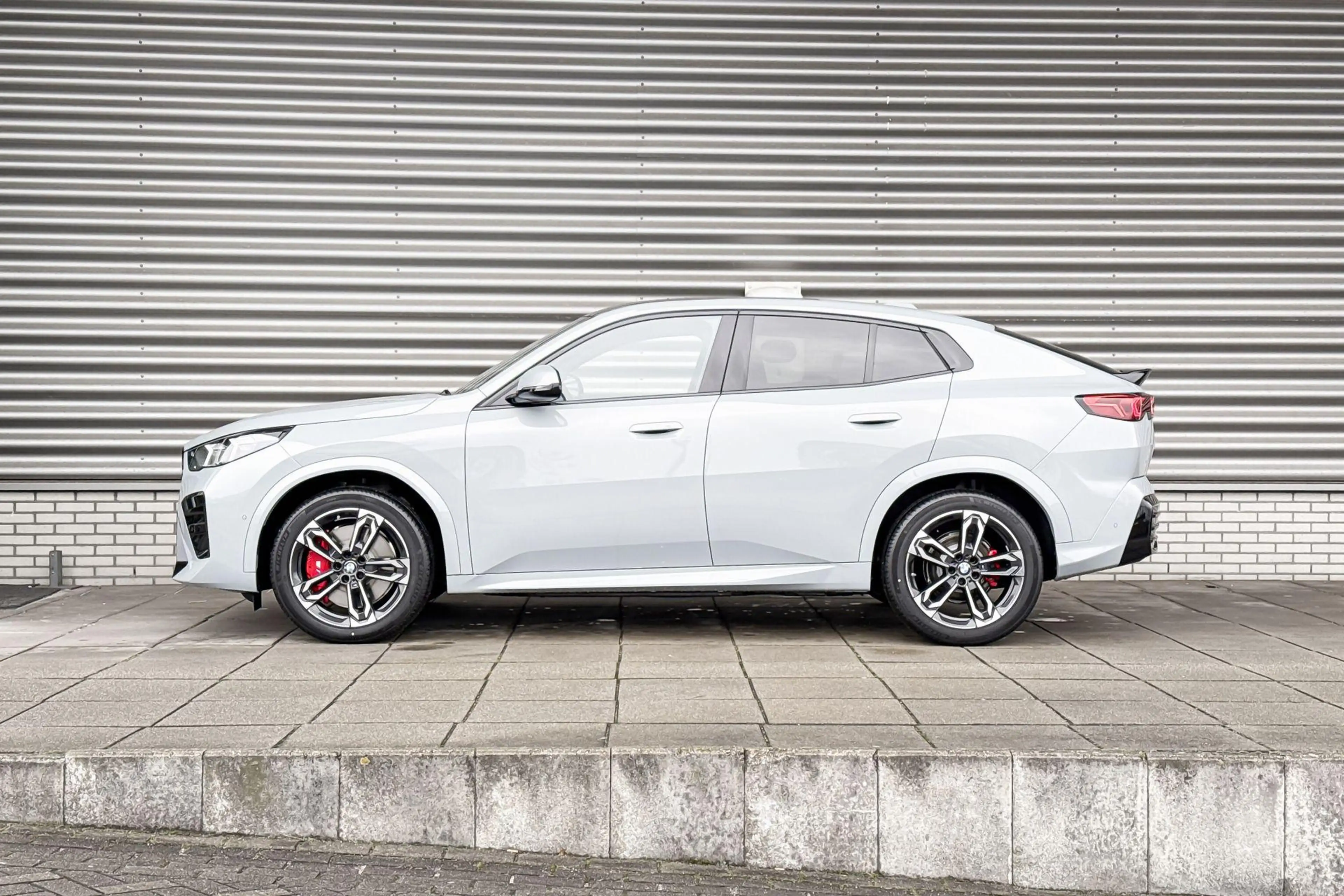 BMW iX2 eDrive20 — photo 2