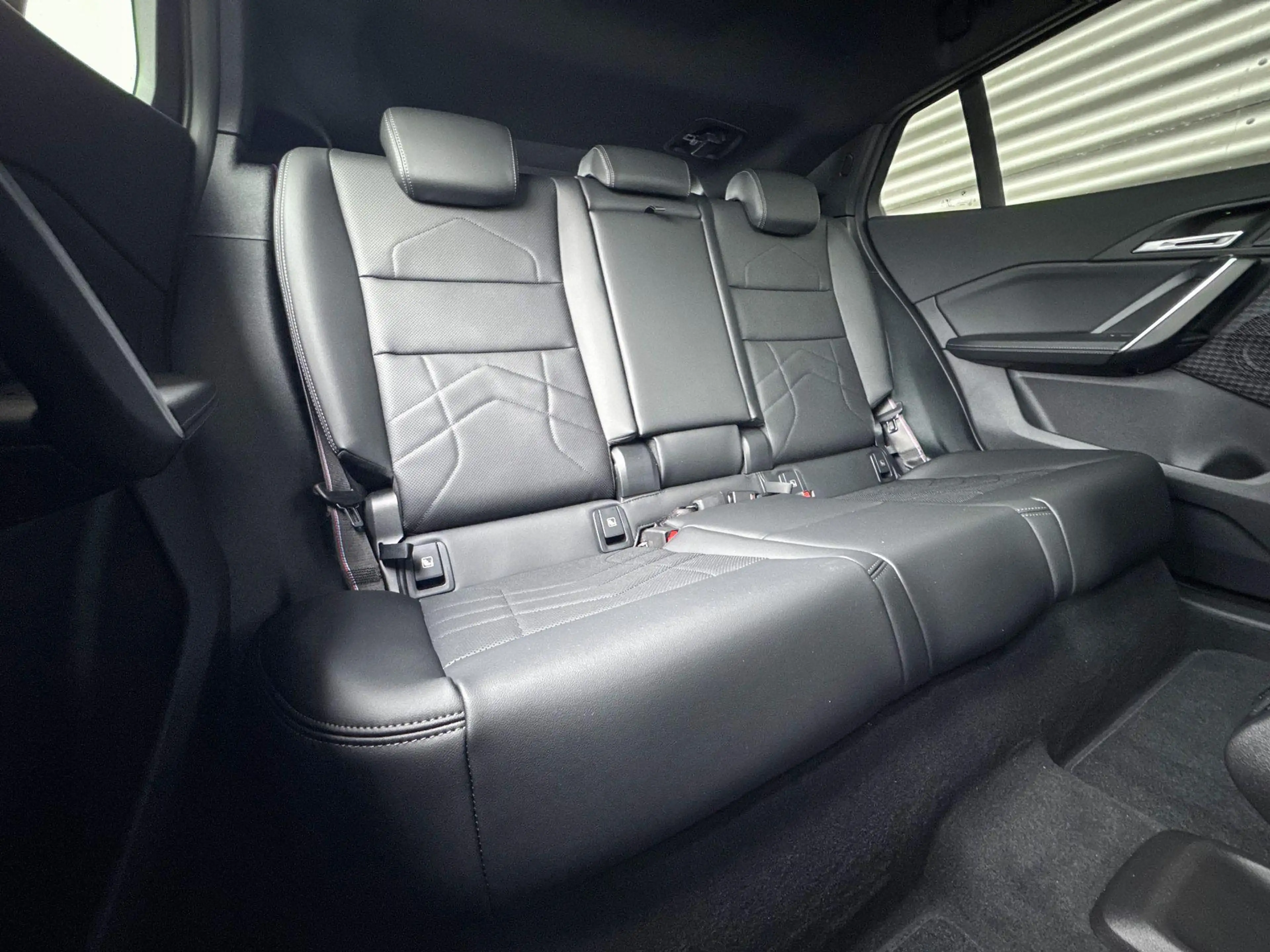 BMW iX2 eDrive20 — photo 8