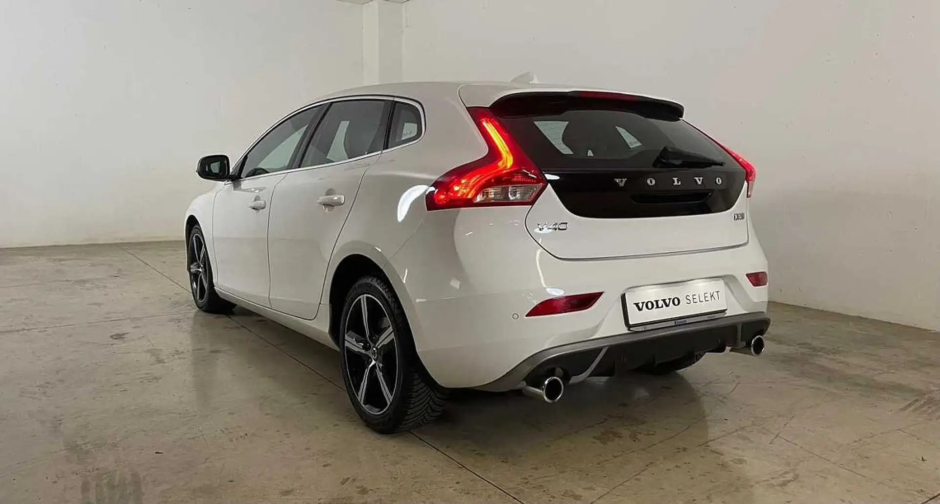 Volvo V40 * D2 RD MOM GEA Blanc - 2