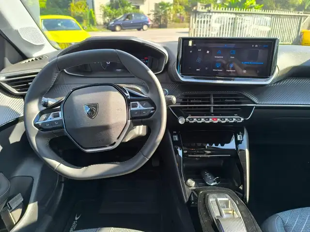 Peugeot 208 view 10