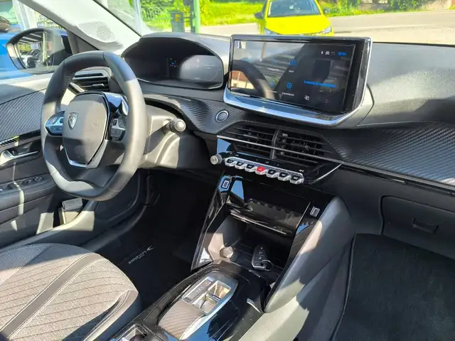 Peugeot 208 view 11