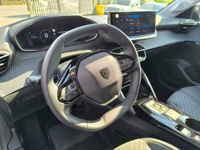 Peugeot 208 view 9
