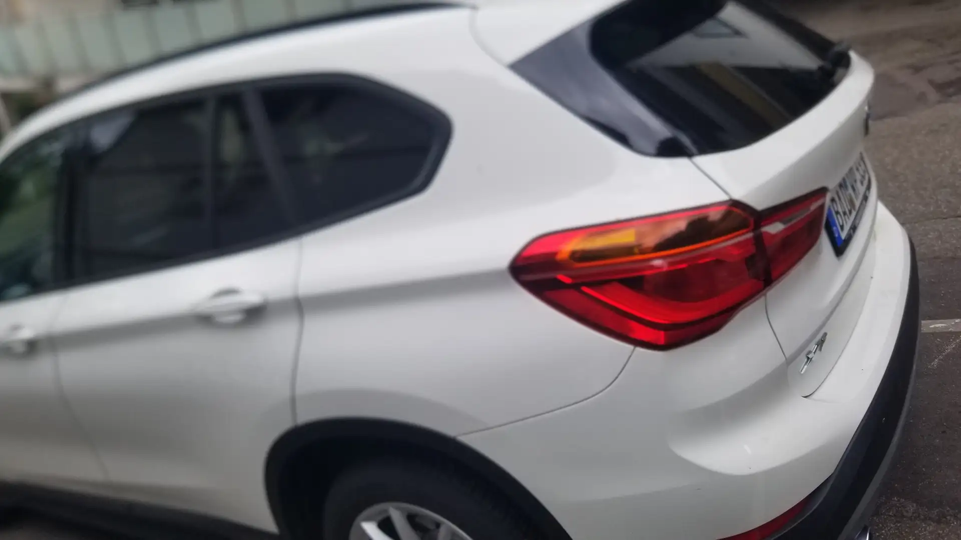 BMW X1 X1 sDrive18i Aut. Weiß - 1