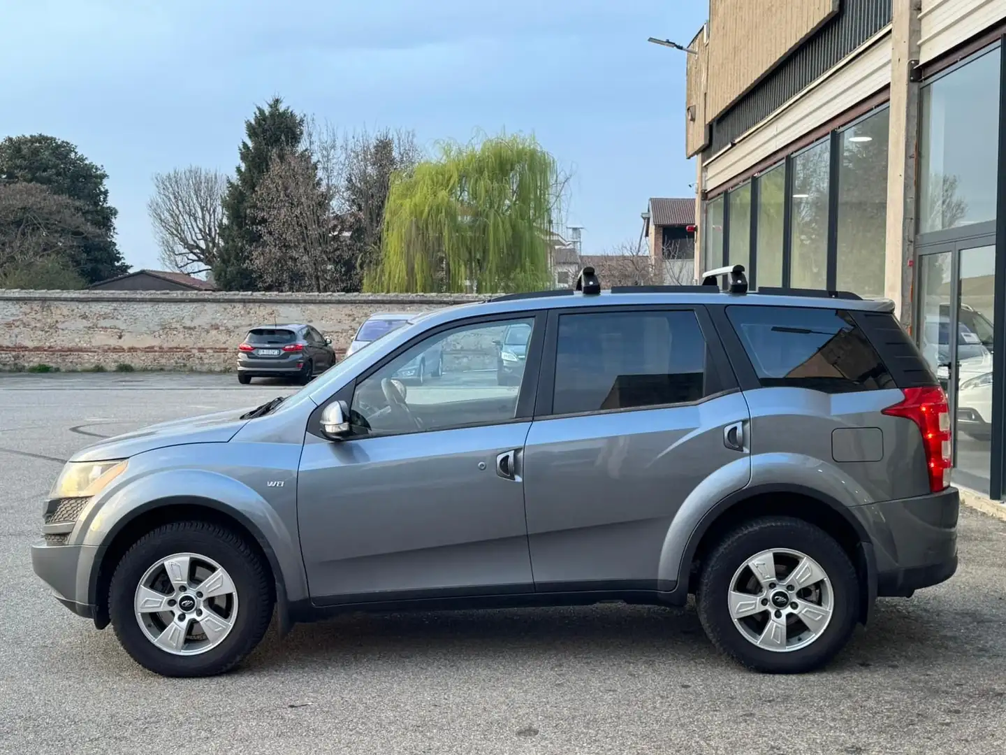 Mahindra XUV500 W8 AWD (4x4) Grau - 2