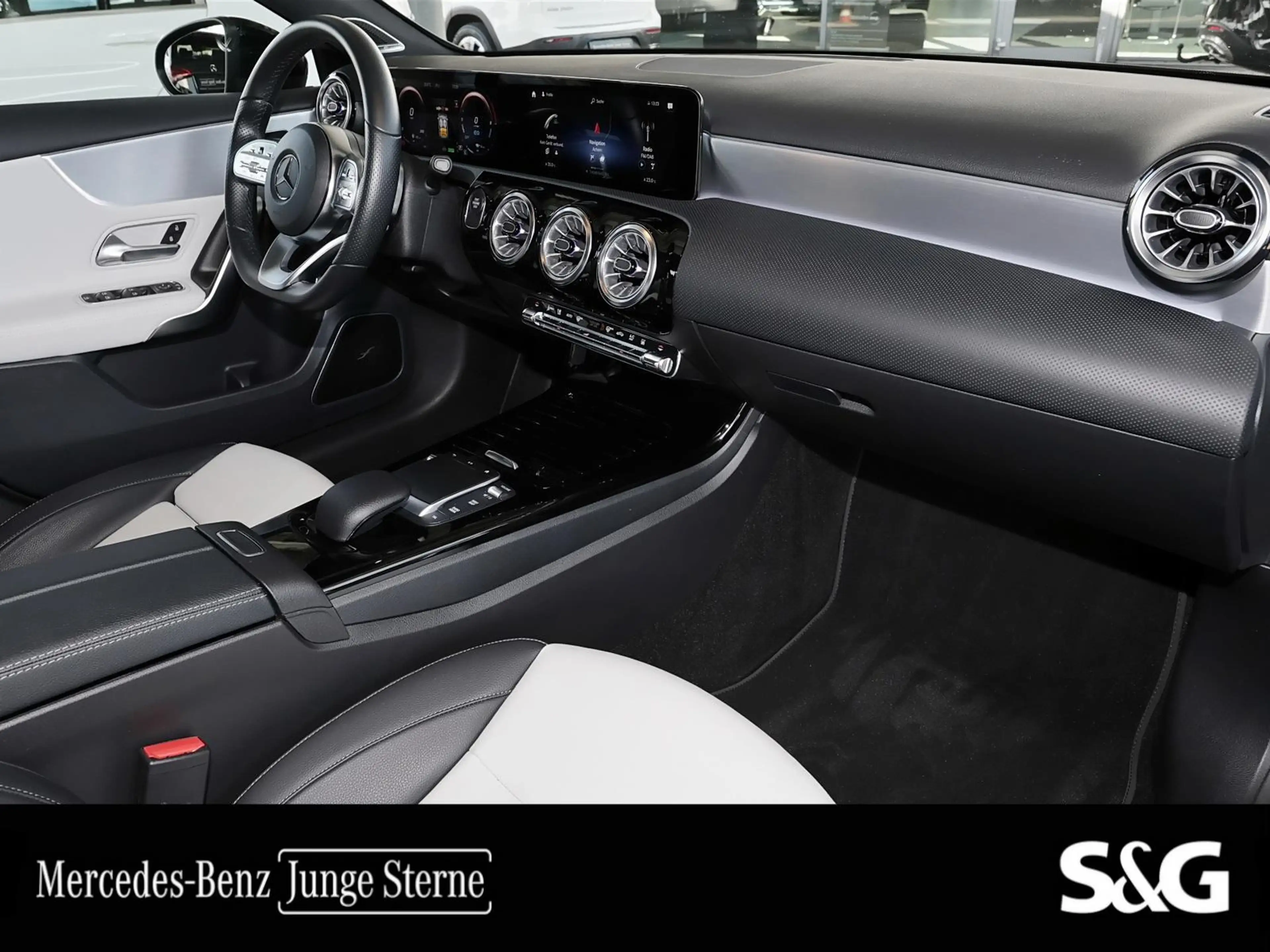 Mercedes-Benz A 250 e AMG LEDERGRAU+PANO+360°+M-LED+HIFI+DISTR — photo 10