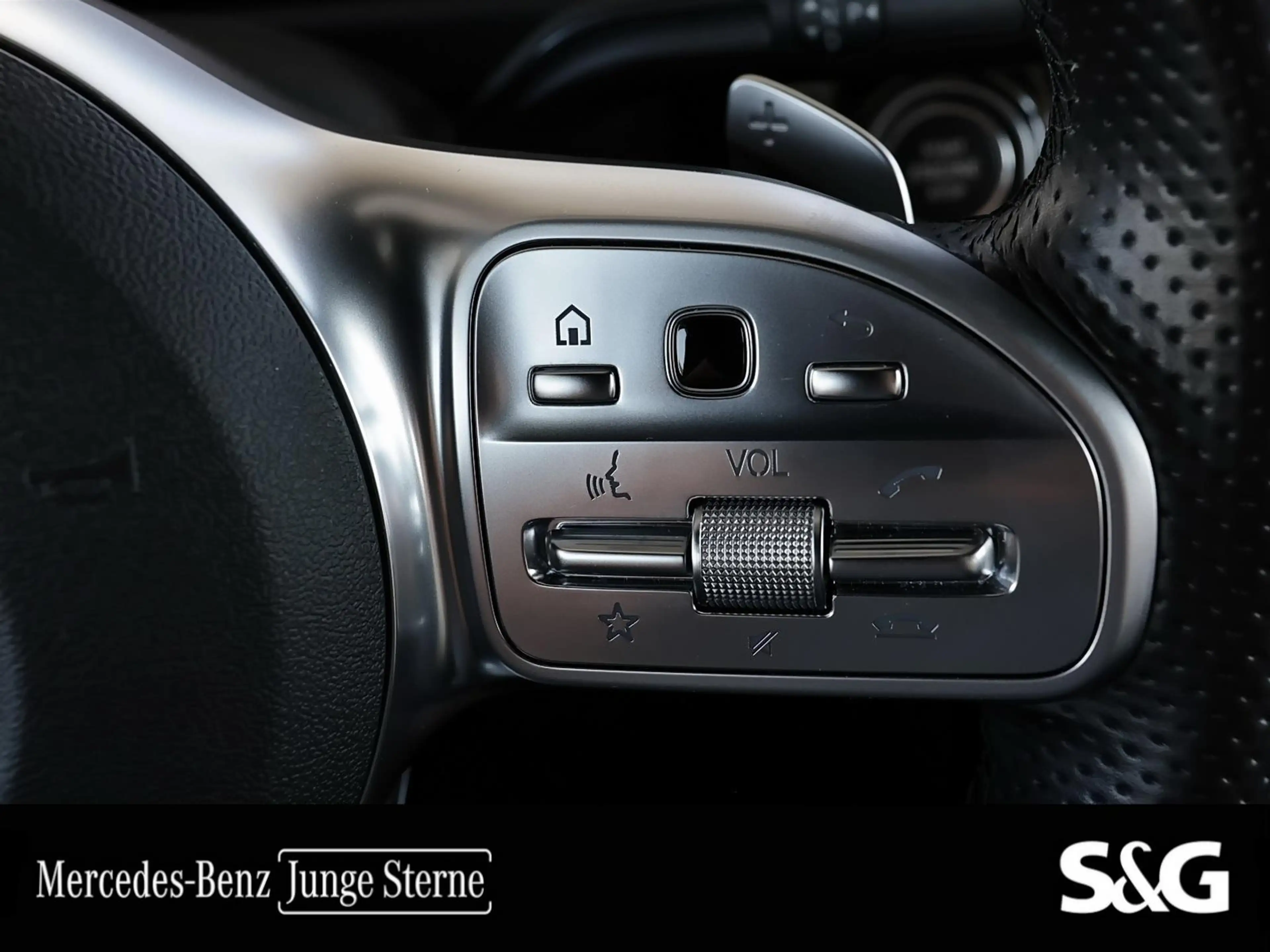 Mercedes-Benz A 250 e AMG LEDERGRAU+PANO+360°+M-LED+HIFI+DISTR — photo 15