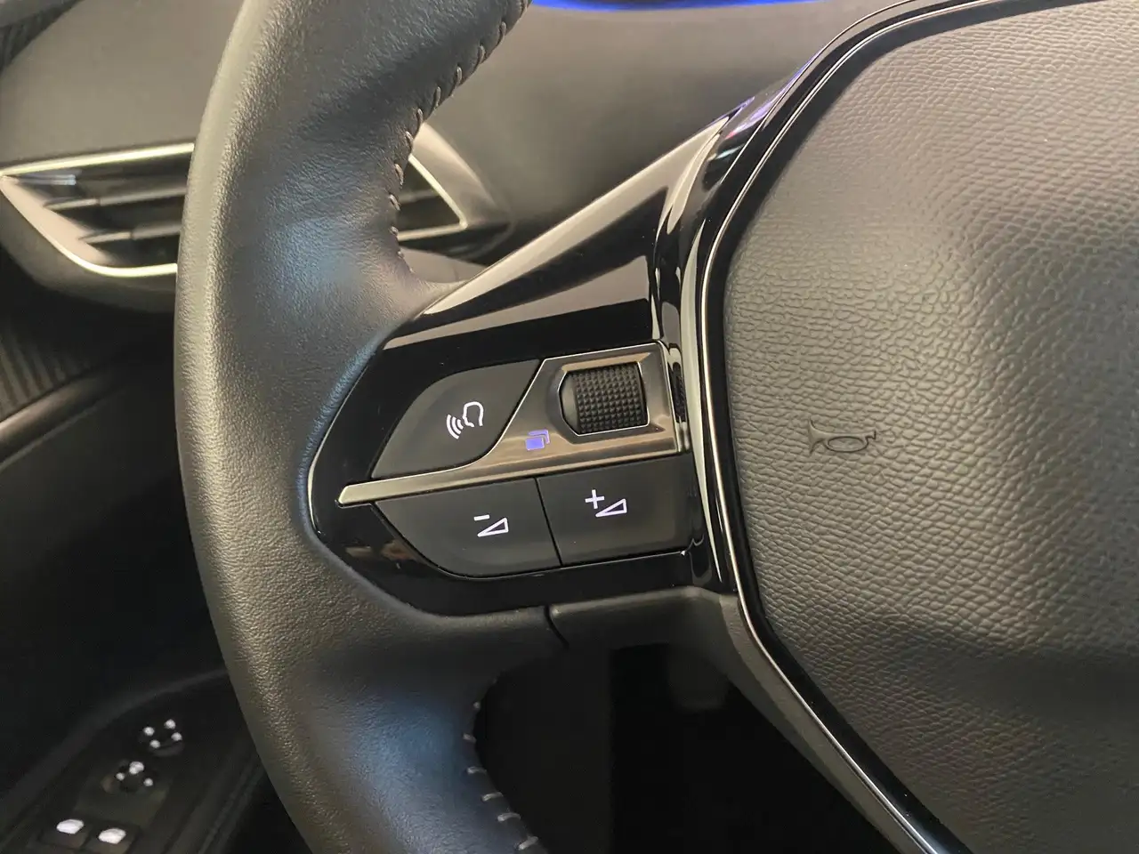 Peugeot 3008 1.2 PureTech 130 Allure LED*NAVI*RFK 96 kW (131... 18