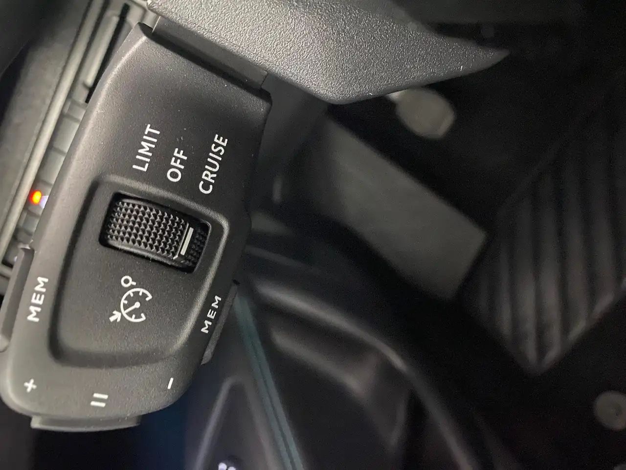Peugeot 3008 1.2 PureTech 130 Allure LED*NAVI*RFK 96 kW (131... 16