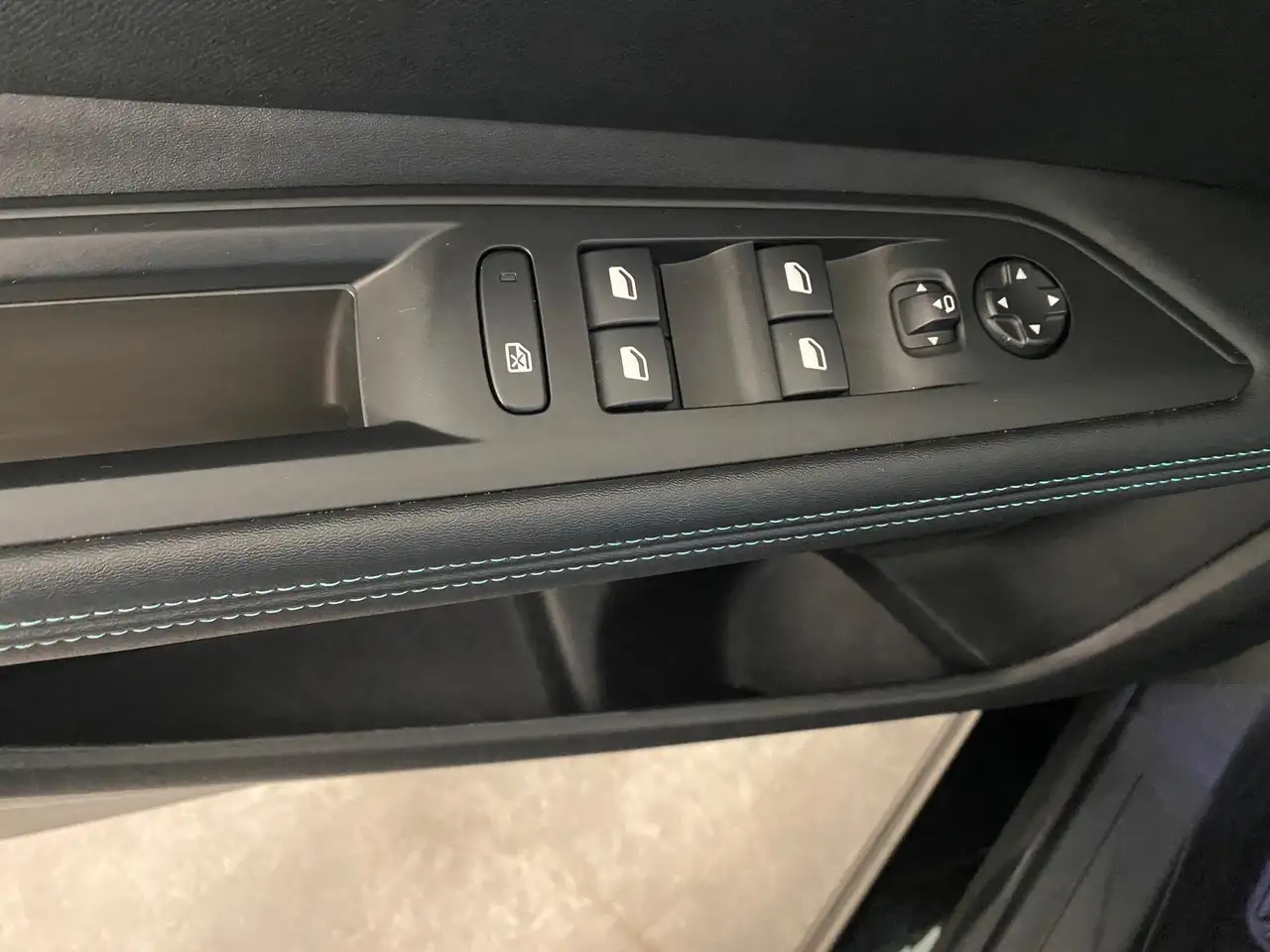 Peugeot 3008 1.2 PureTech 130 Allure LED*NAVI*RFK 96 kW (131... 20