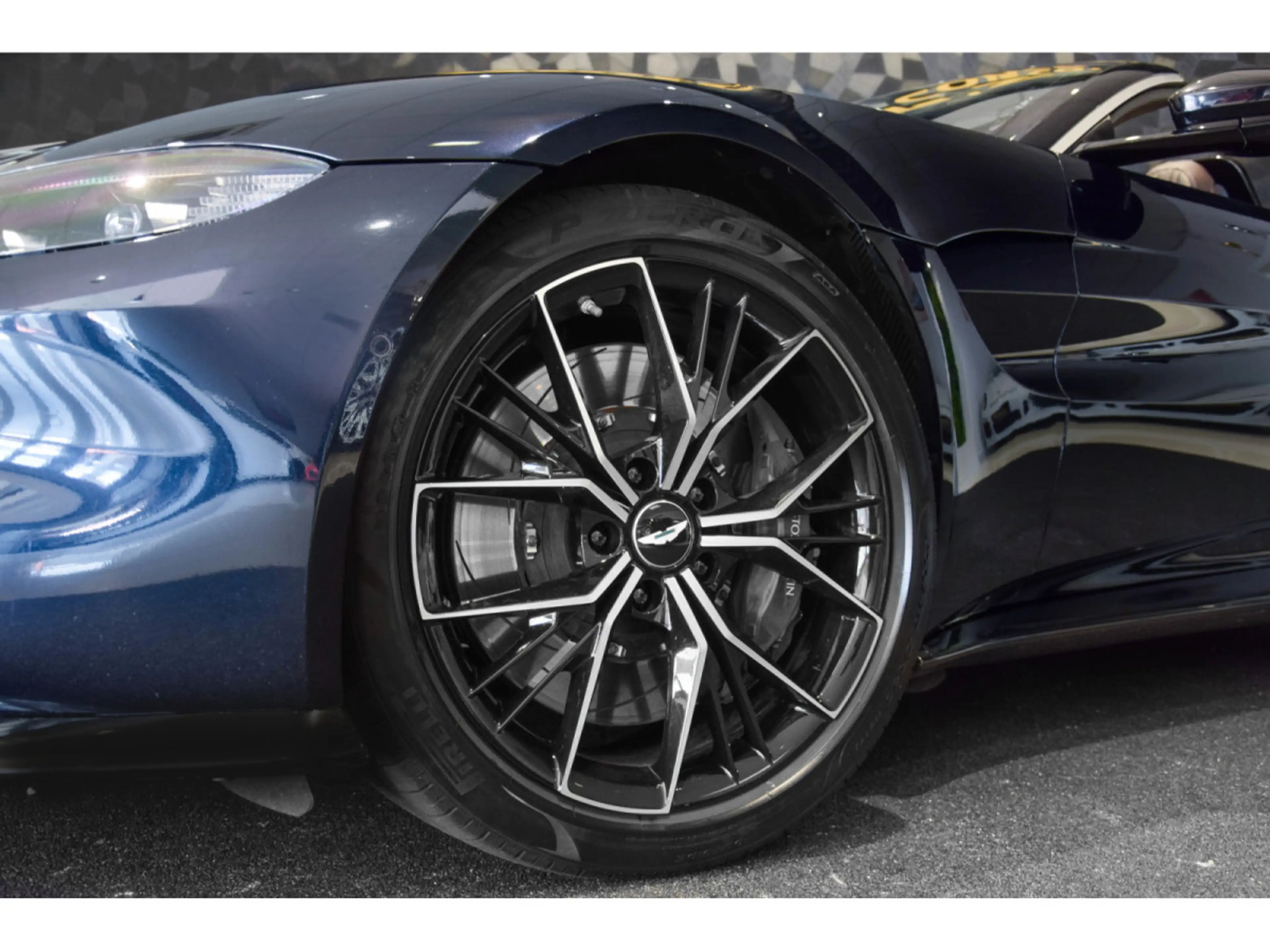 Aston Martin V8 Vantage  ROADSTER - Ultramarine Black — photo 12