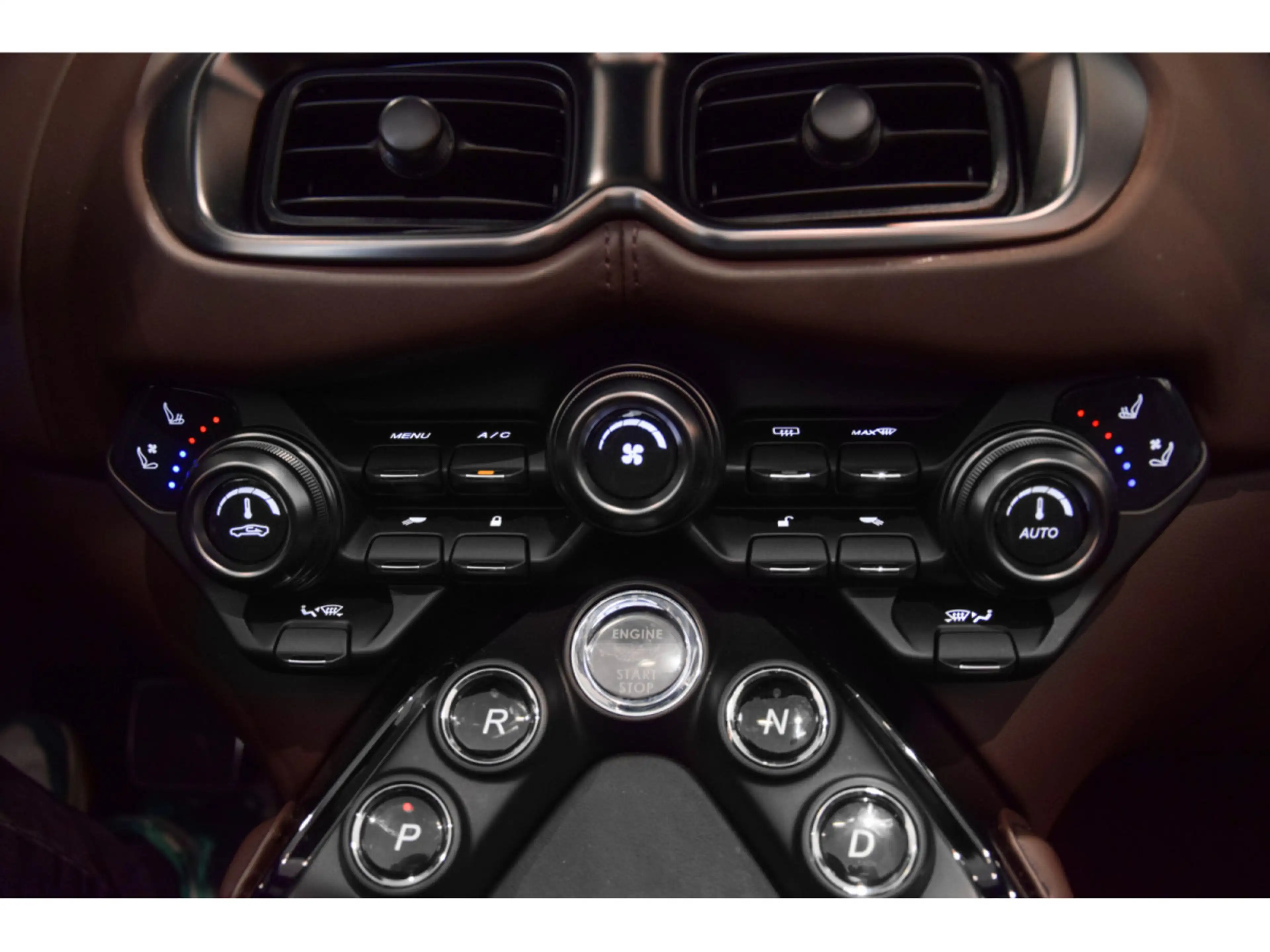 Aston Martin V8 Vantage  ROADSTER - Ultramarine Black — photo 15