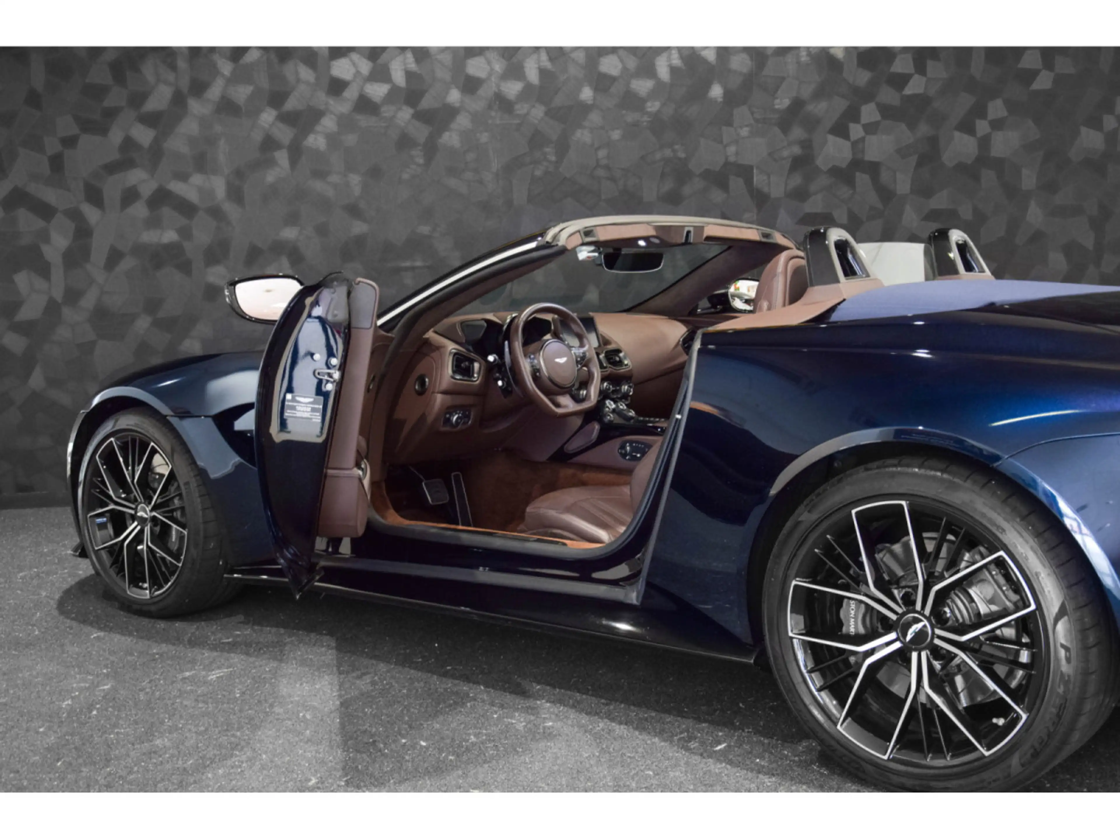 Aston Martin V8 Vantage  ROADSTER - Ultramarine Black — photo 14