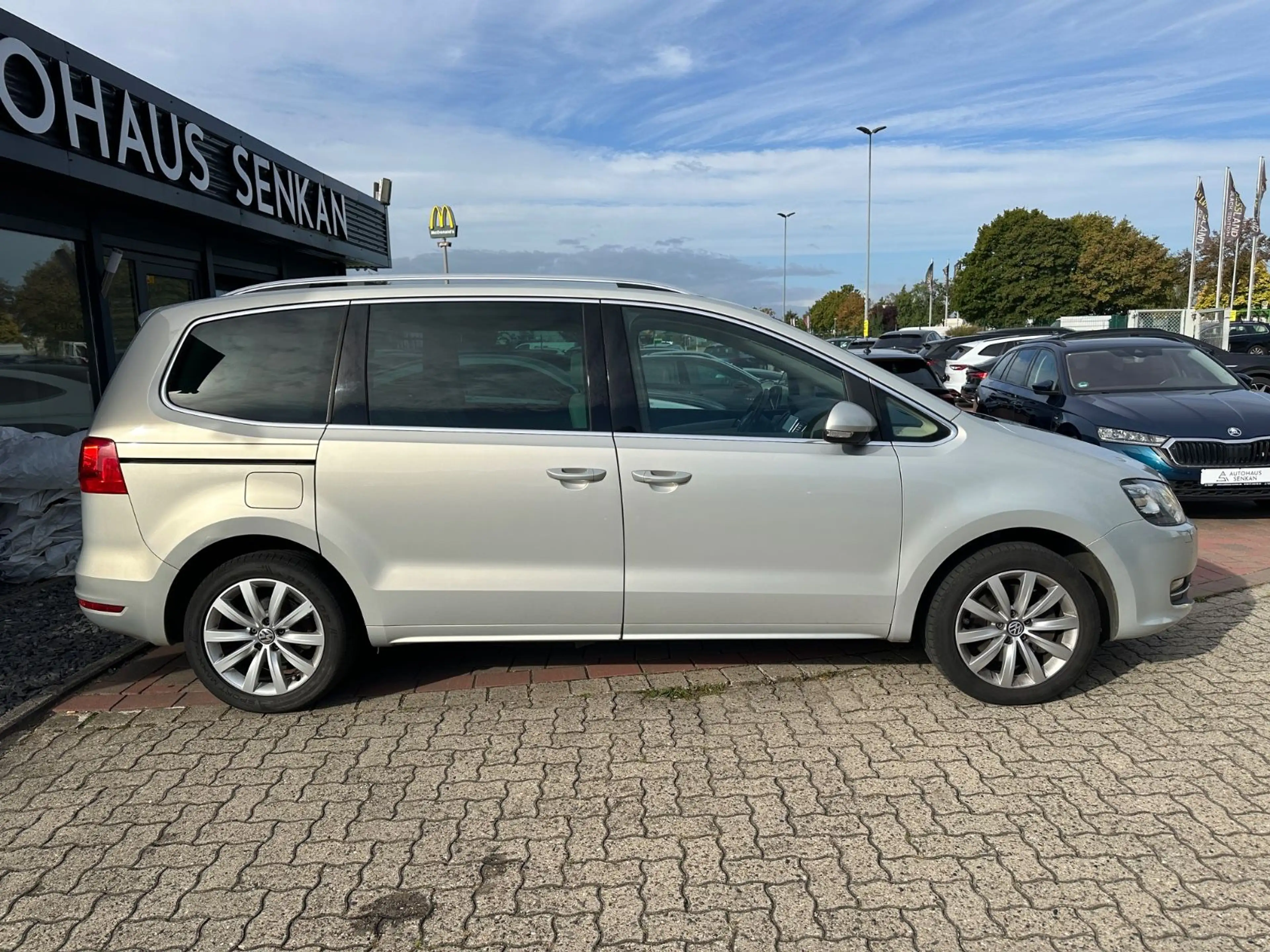 Volkswagen Sharan 2.0 TDI Highline 7S*PANO*AHK*RCAM*STANDH — photo 9