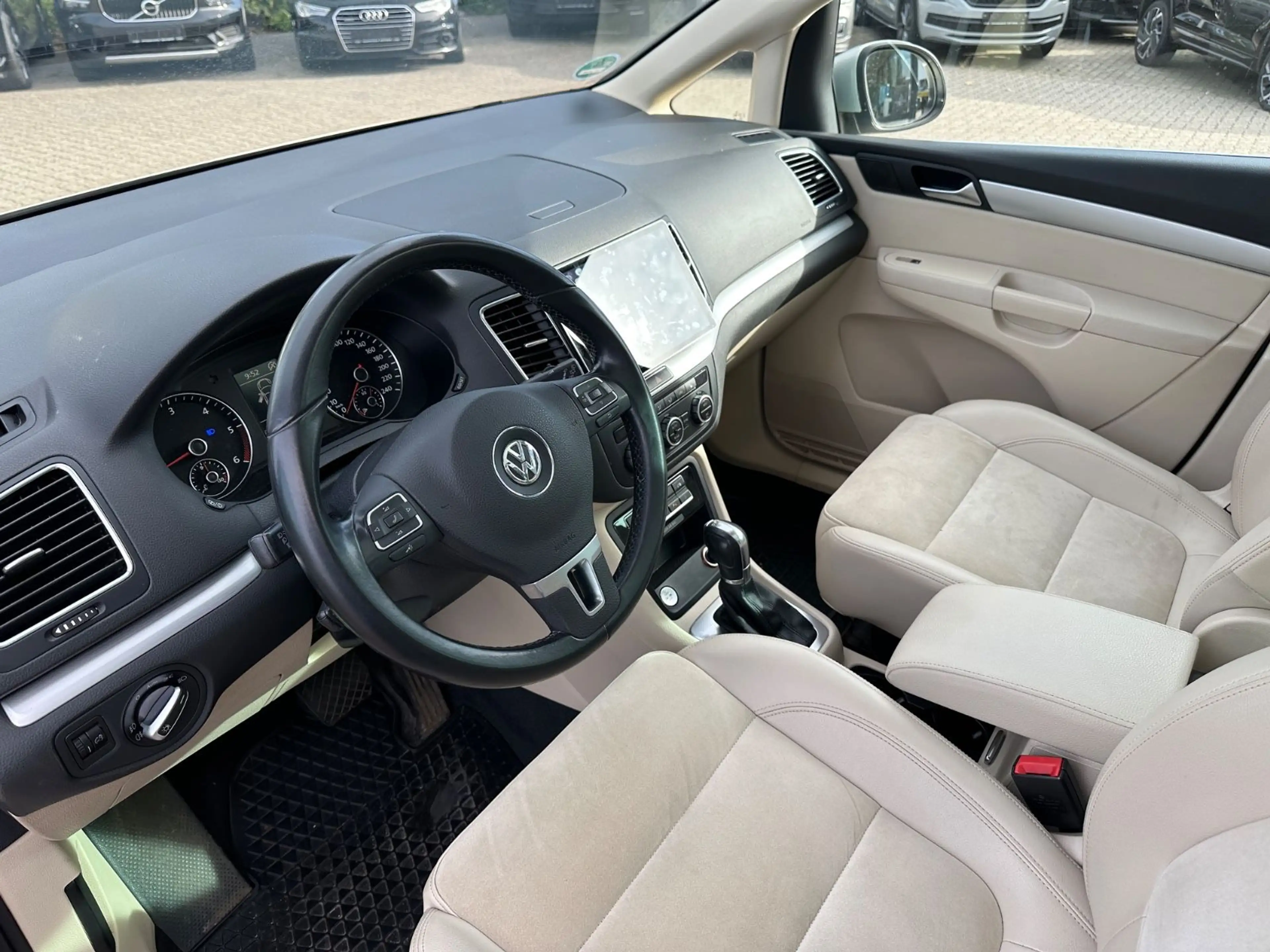 Volkswagen Sharan 2.0 TDI Highline 7S*PANO*AHK*RCAM*STANDH — photo 12