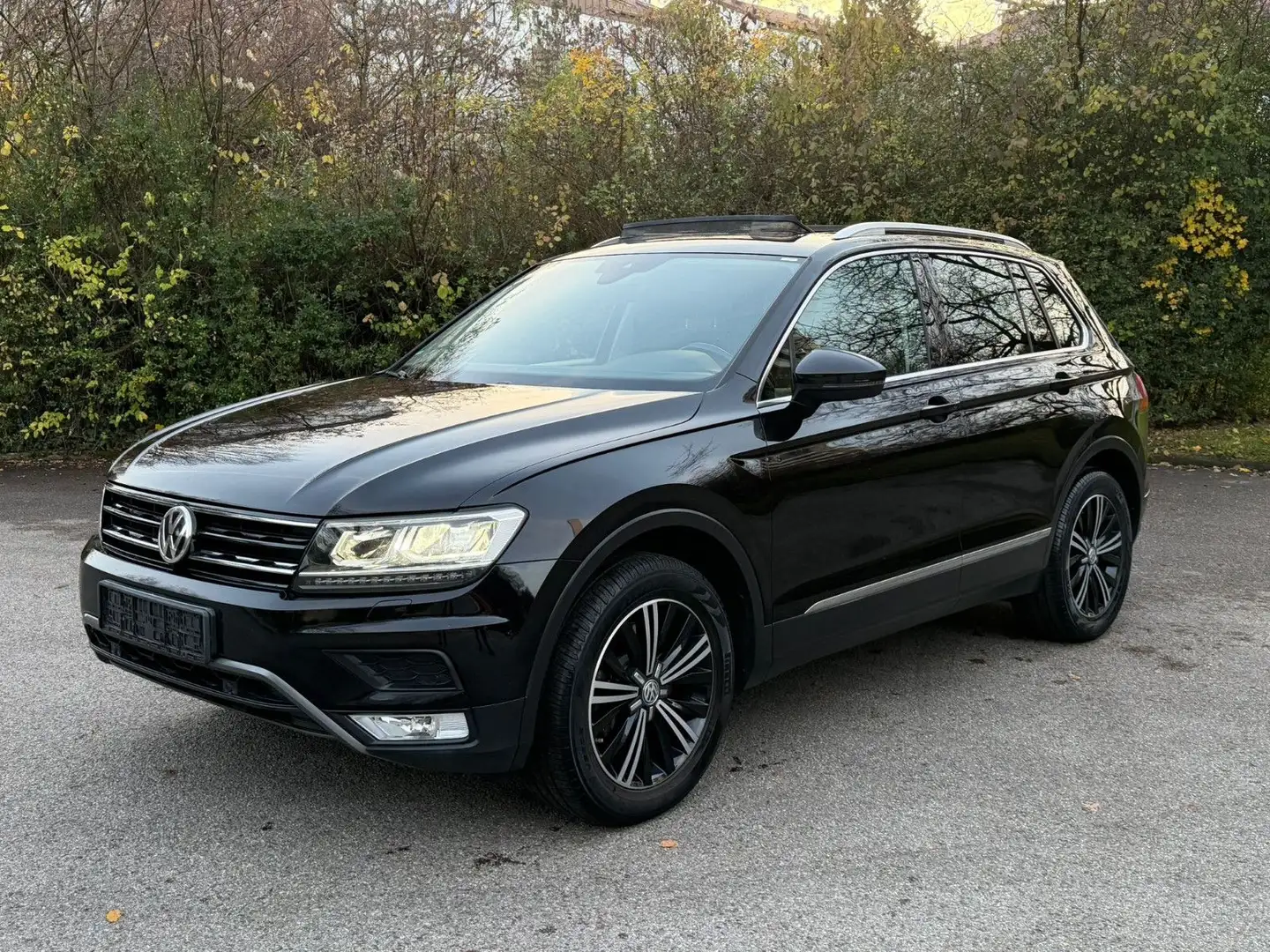 Volkswagen Tiguan 2.0 TDI DSG Automatik 4MOT Panorama Spuhr Schwarz - 1