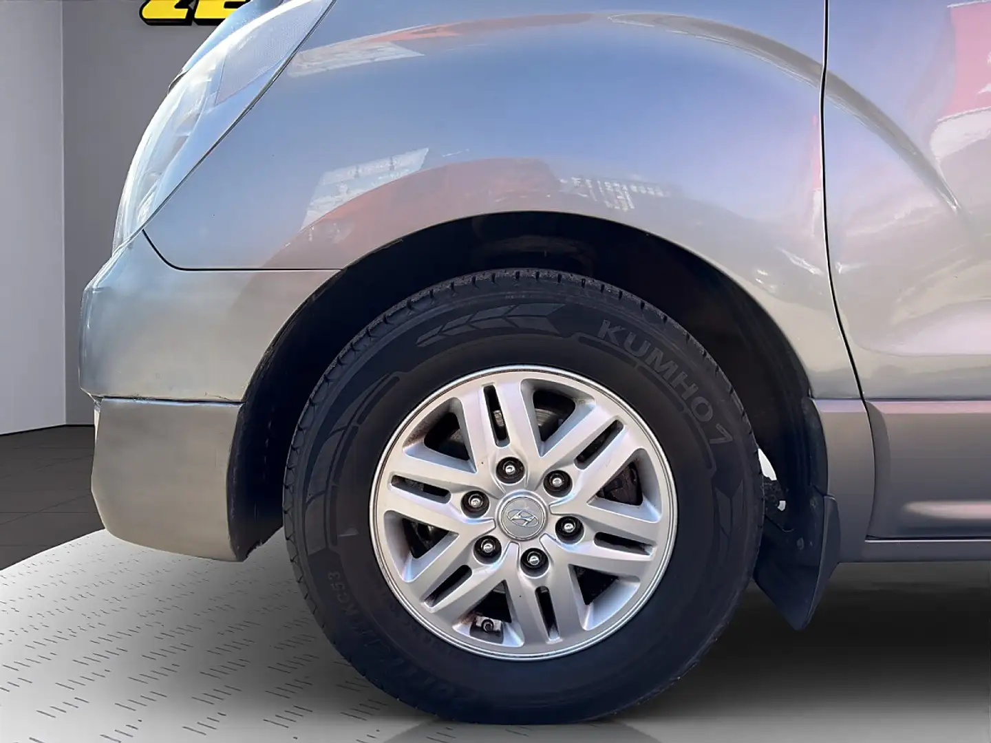 Hyundai Starex 2,5 CRDi Comfort Aut. Silber - 2