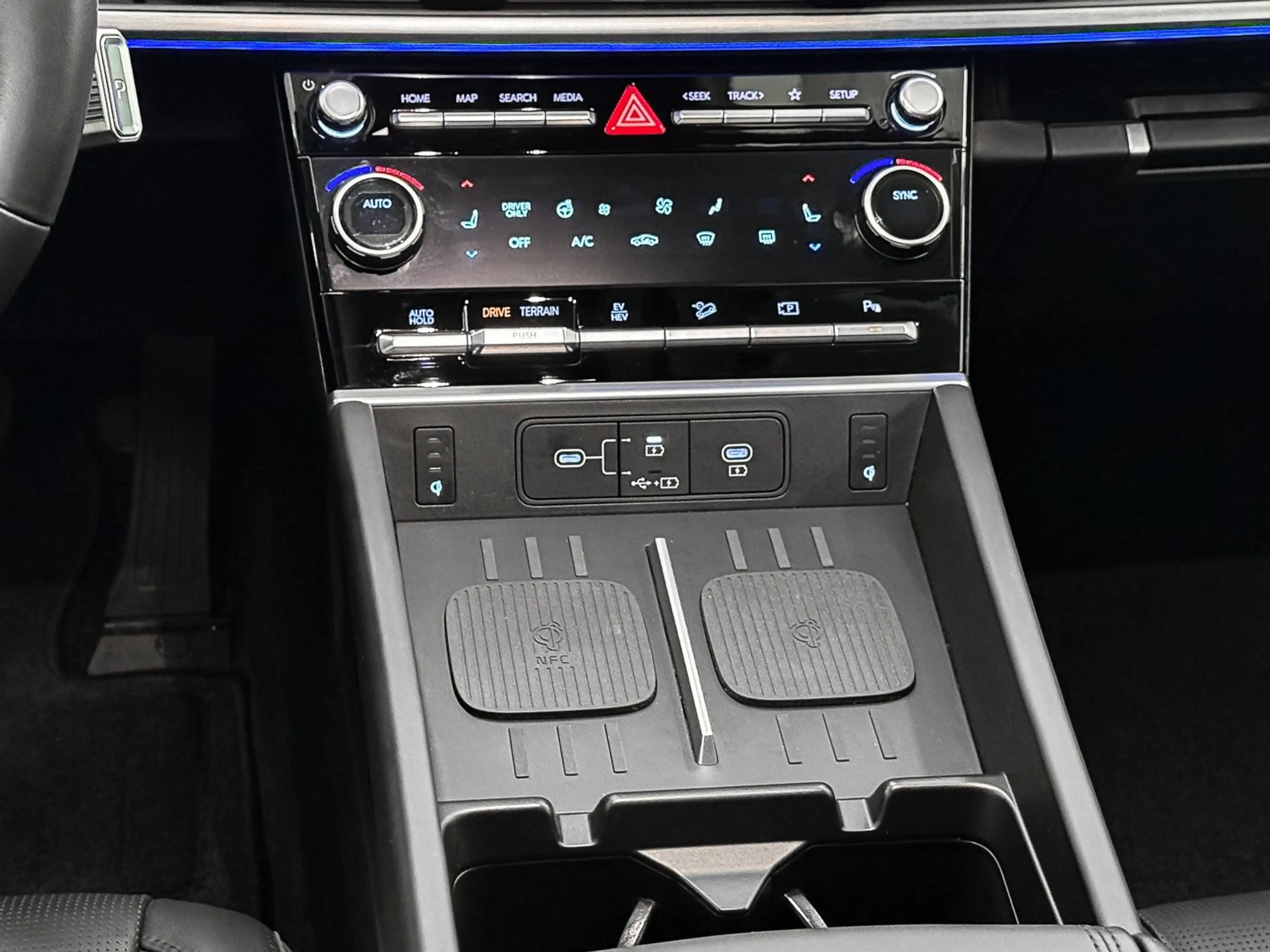 Hyundai SANTA FE SIGNATURE 1.6 T-GDI 6-AT 4WD HUD 360°Kam.20" LMR D — photo 14