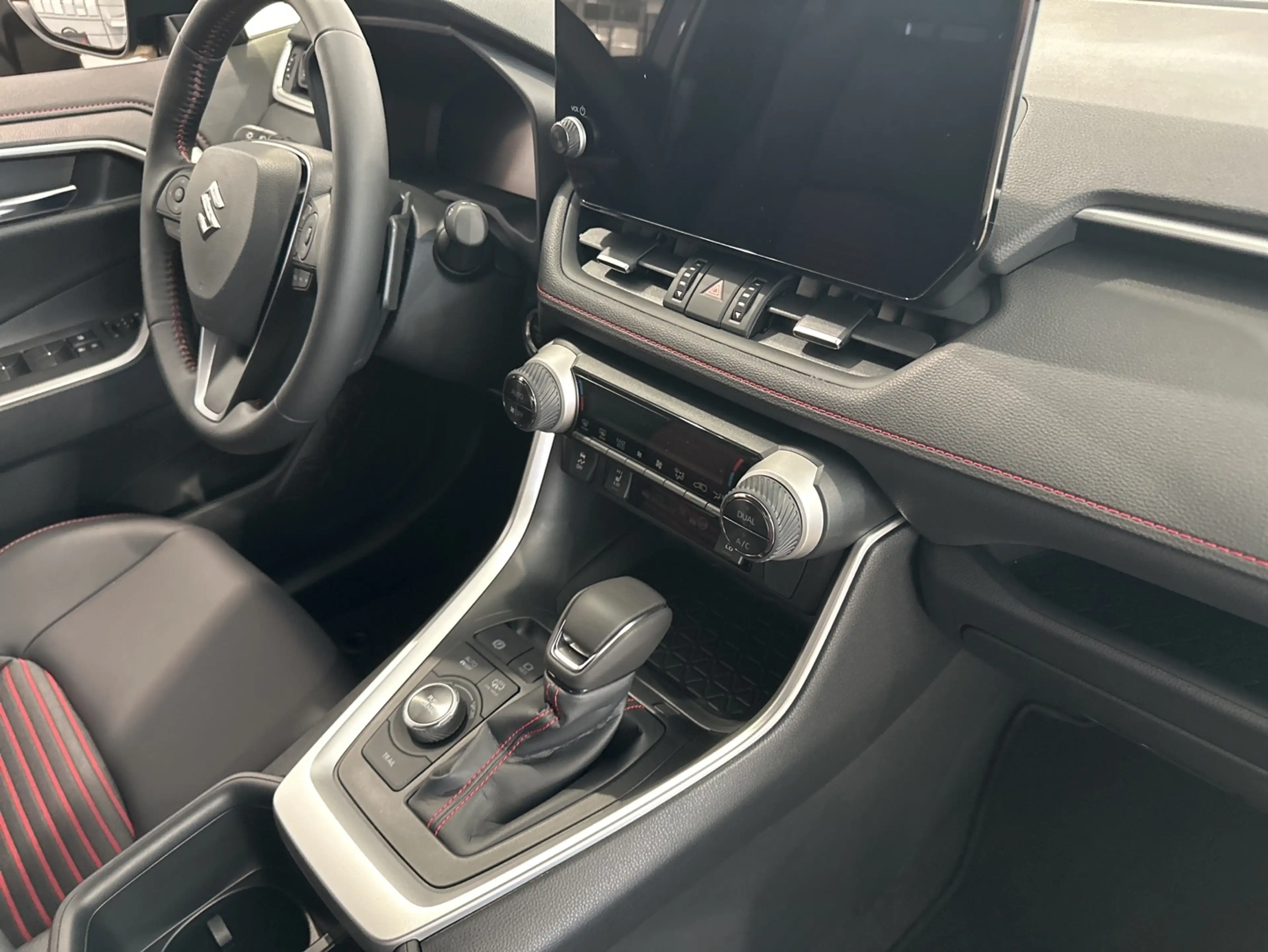 Suzuki Across Plug-in Hybrid Comfort+ — photo 15
