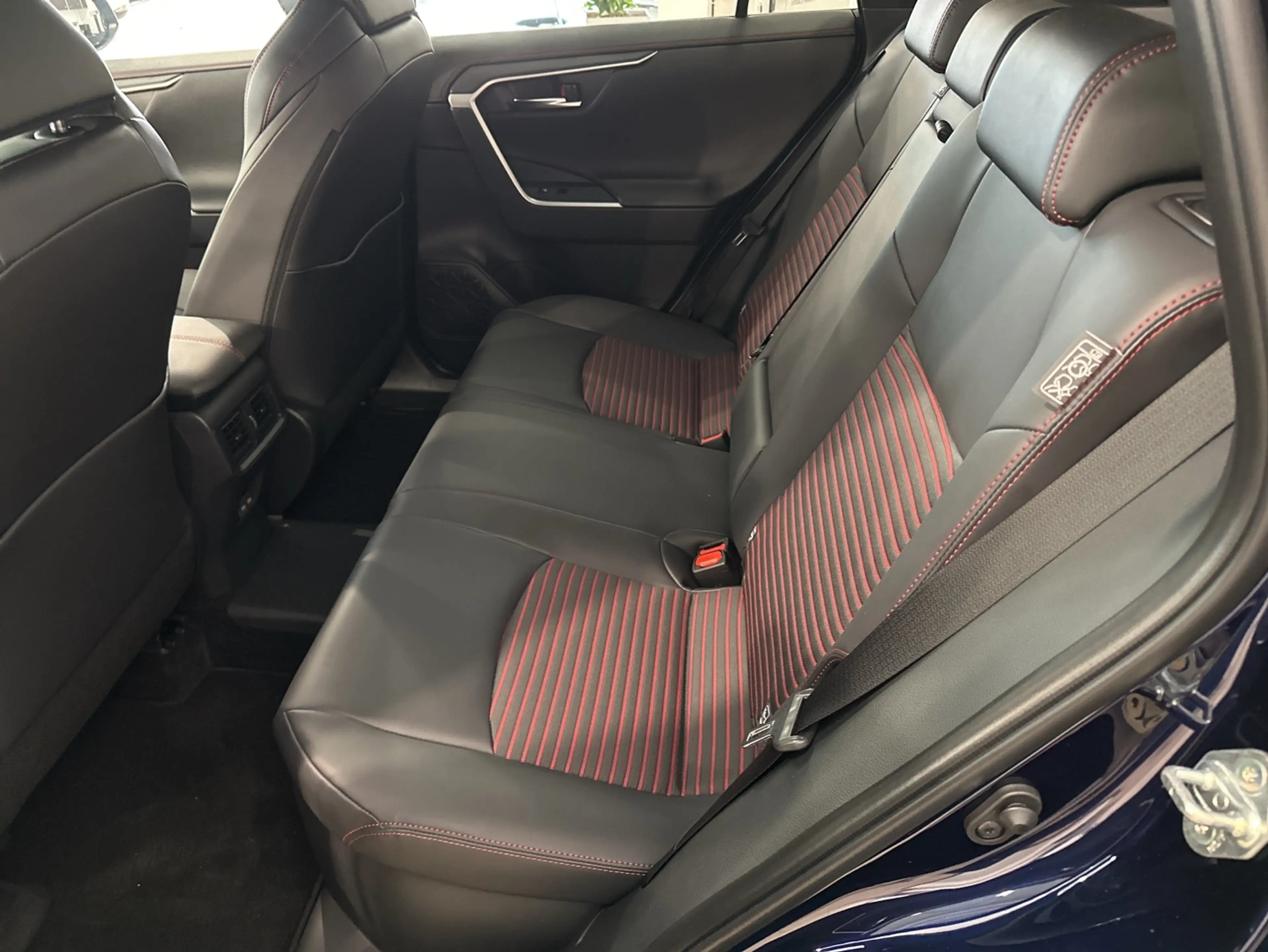 Suzuki Across Plug-in Hybrid Comfort+ — photo 10