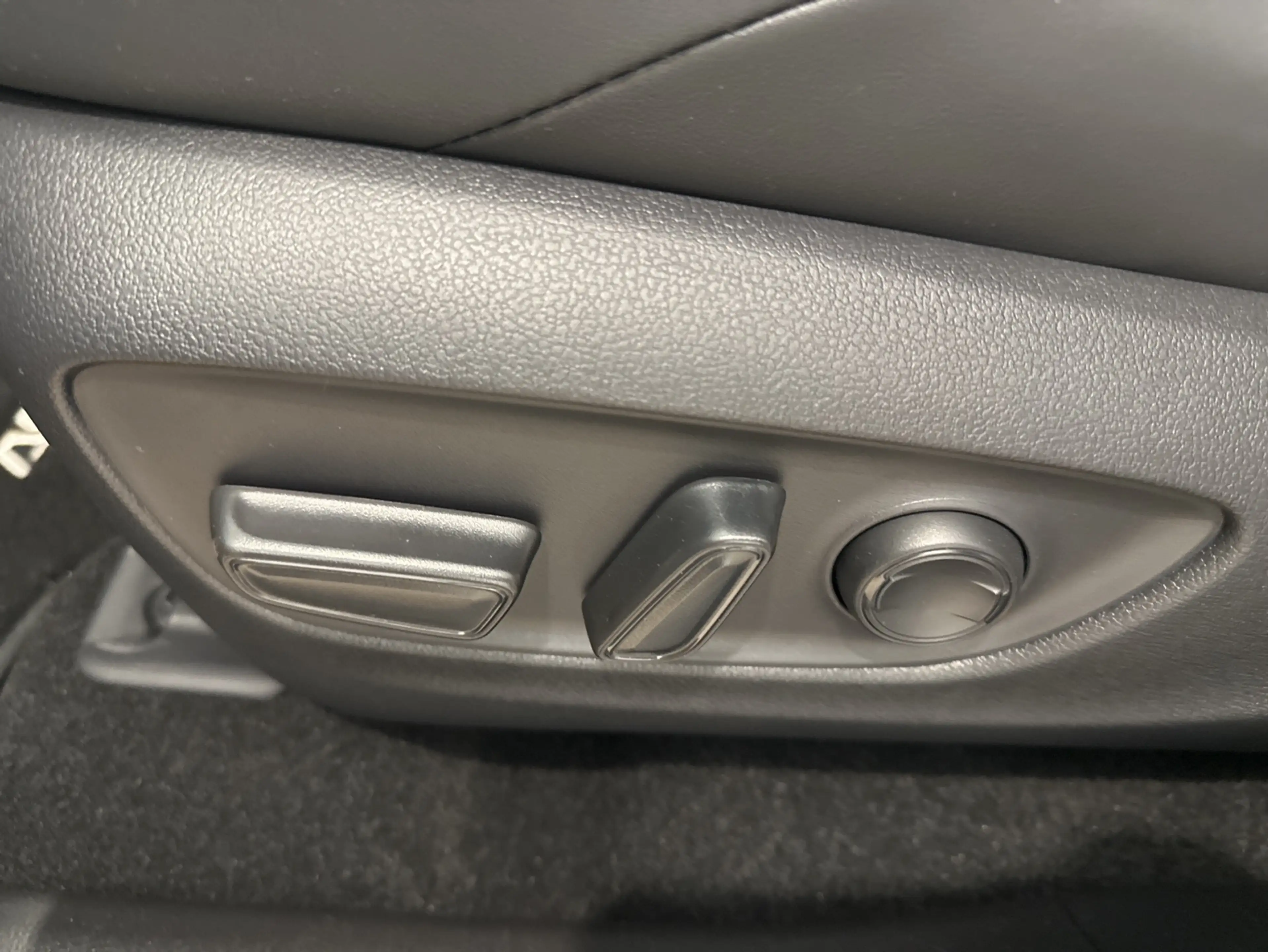 Suzuki Across Plug-in Hybrid Comfort+ — photo 12
