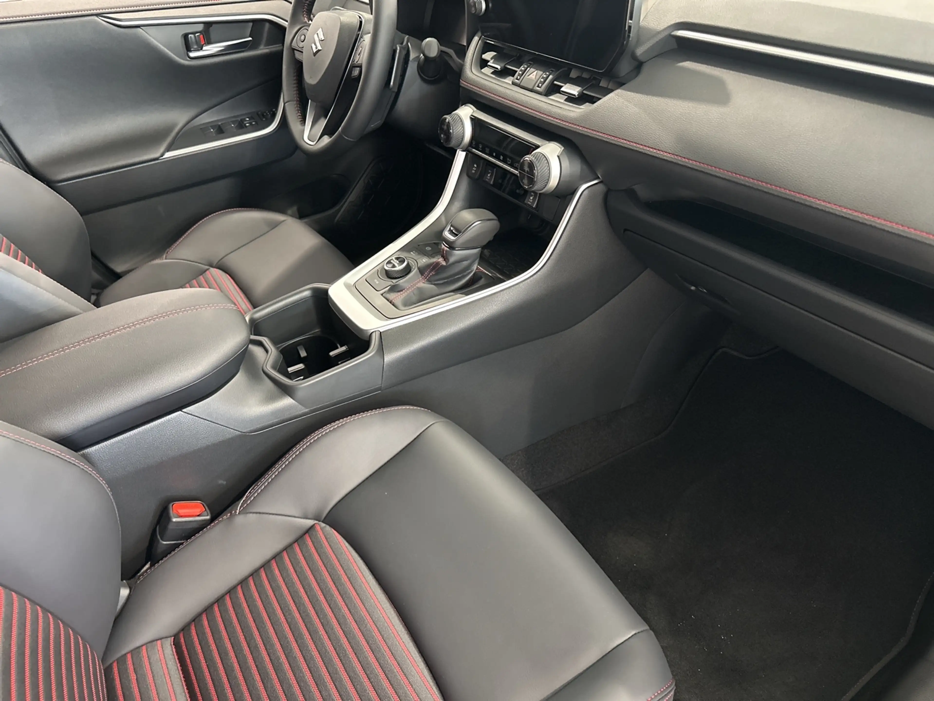 Suzuki Across Plug-in Hybrid Comfort+ — photo 13