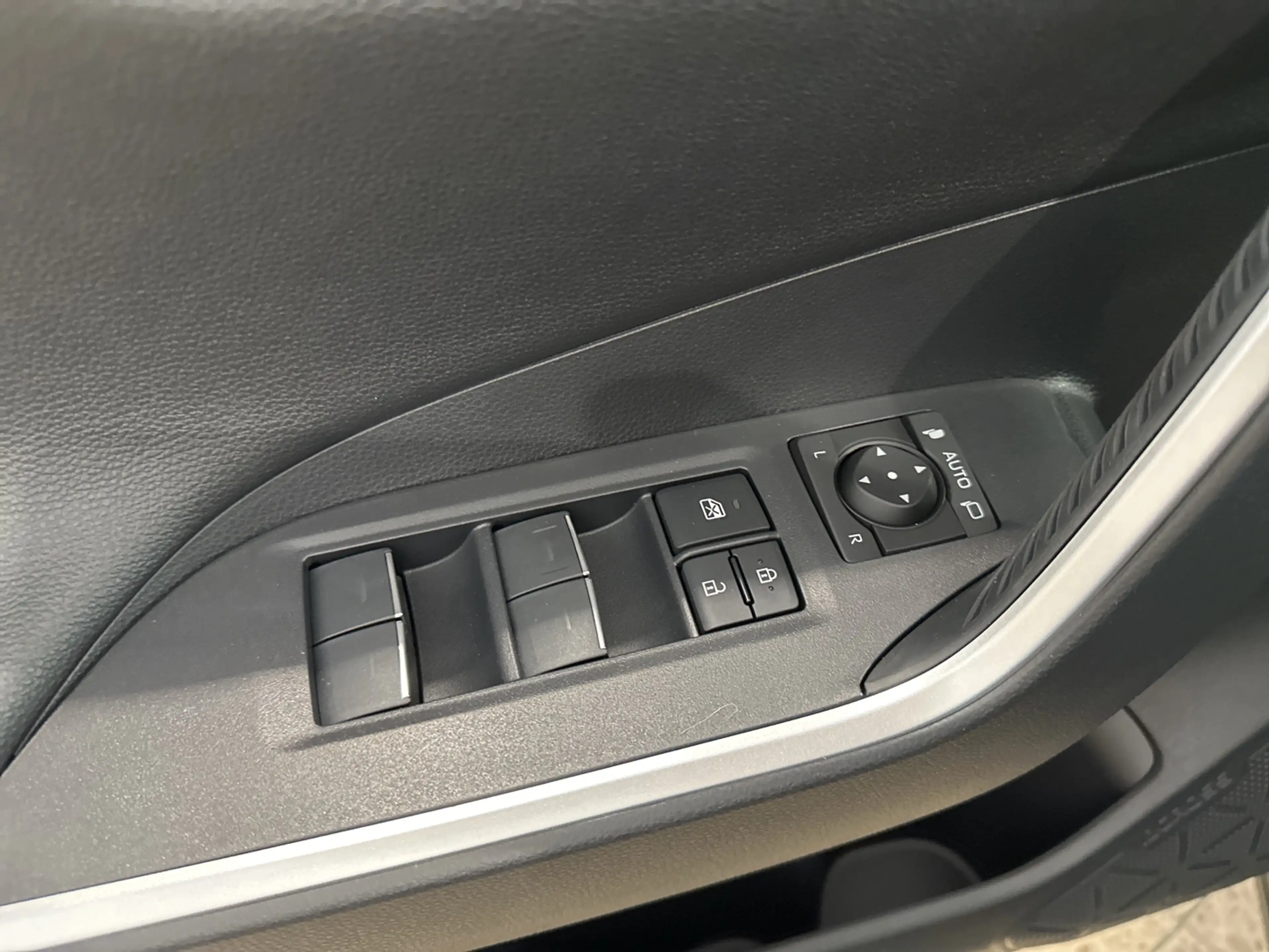 Suzuki Across Plug-in Hybrid Comfort+ — photo 8