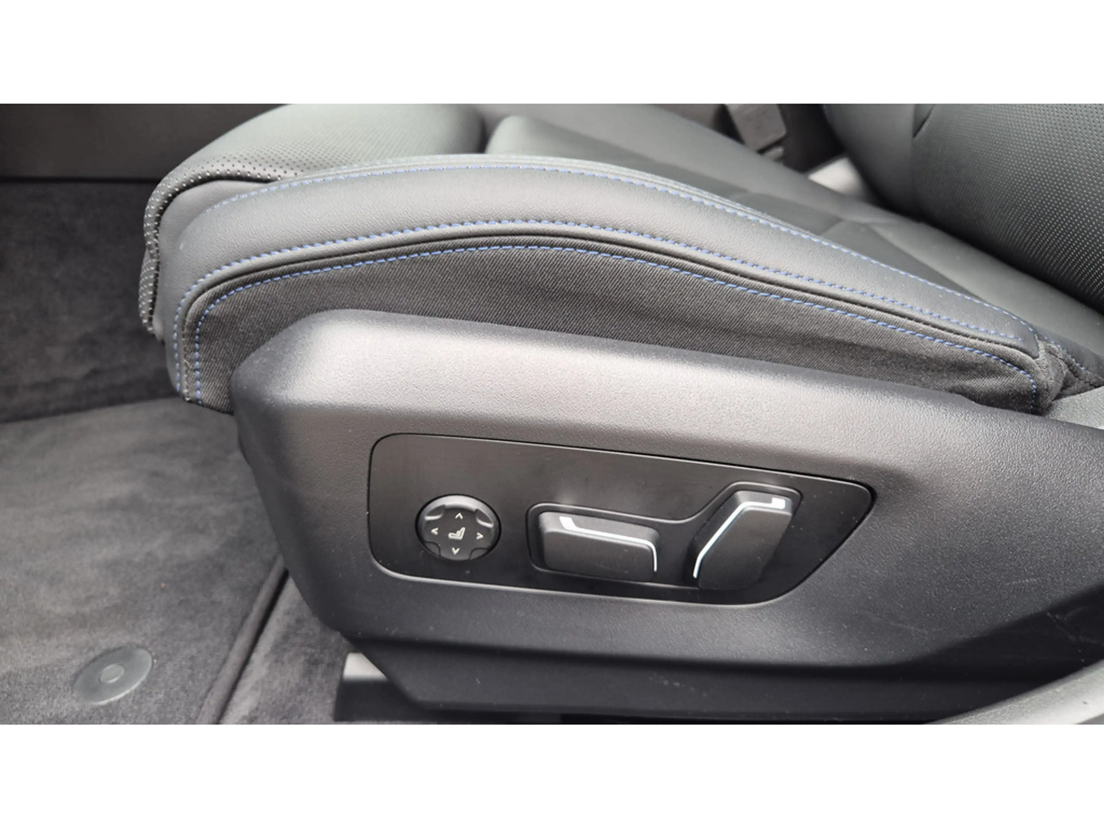 BMW 520 i Touring M Sport Pro 21 ZOLL+B&W+PANO+AHK — photo 13
