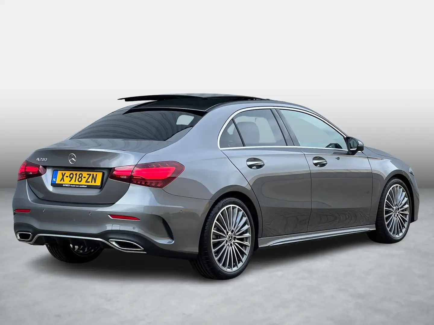 Mercedes-Benz A 200 AMG Line | Panoramadak | Burmester Surround Sound Grijs - 2