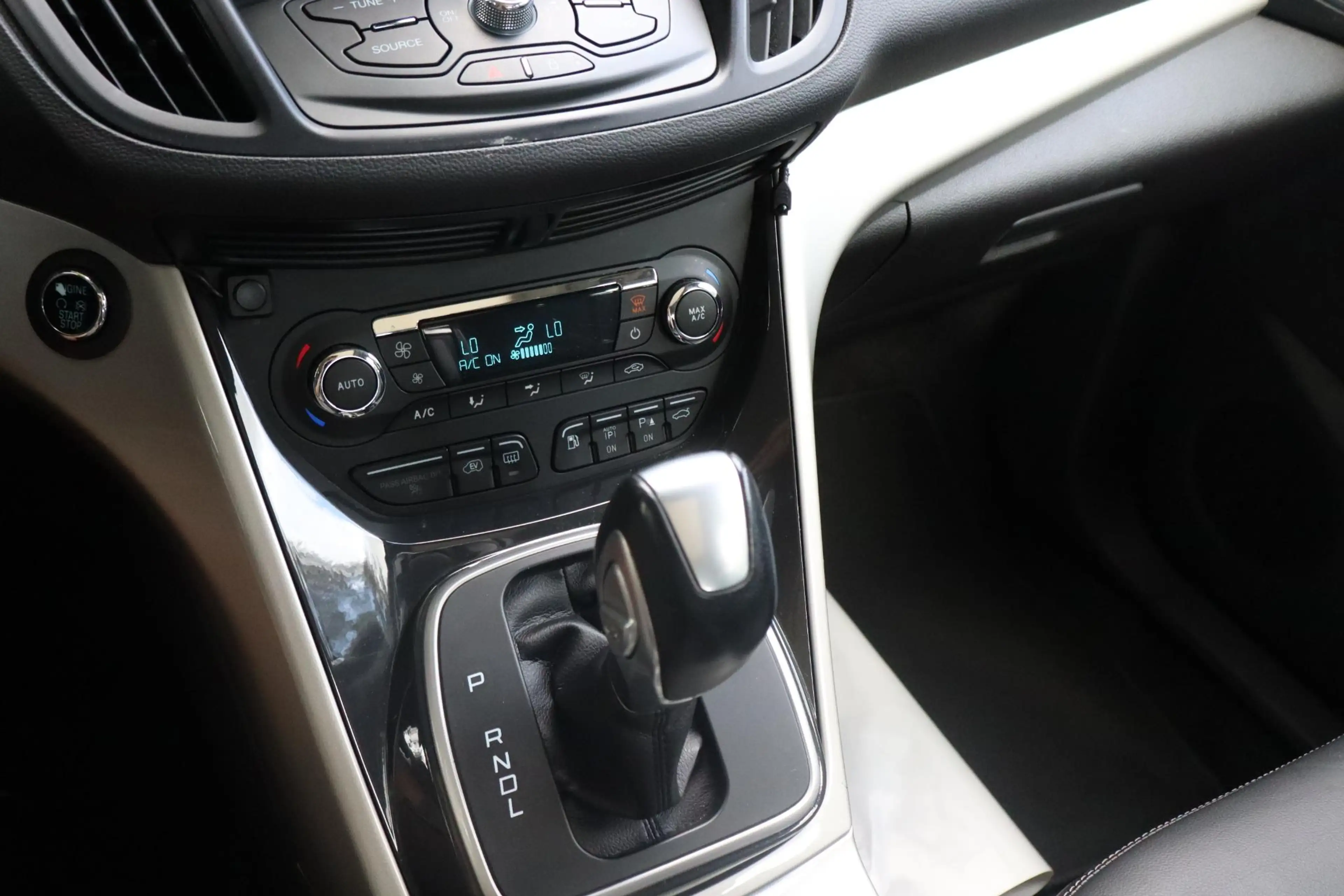 Ford C-Max 2.0 Plug-in Hybrid Titanium Plus | Panoramadak | L — photo 15