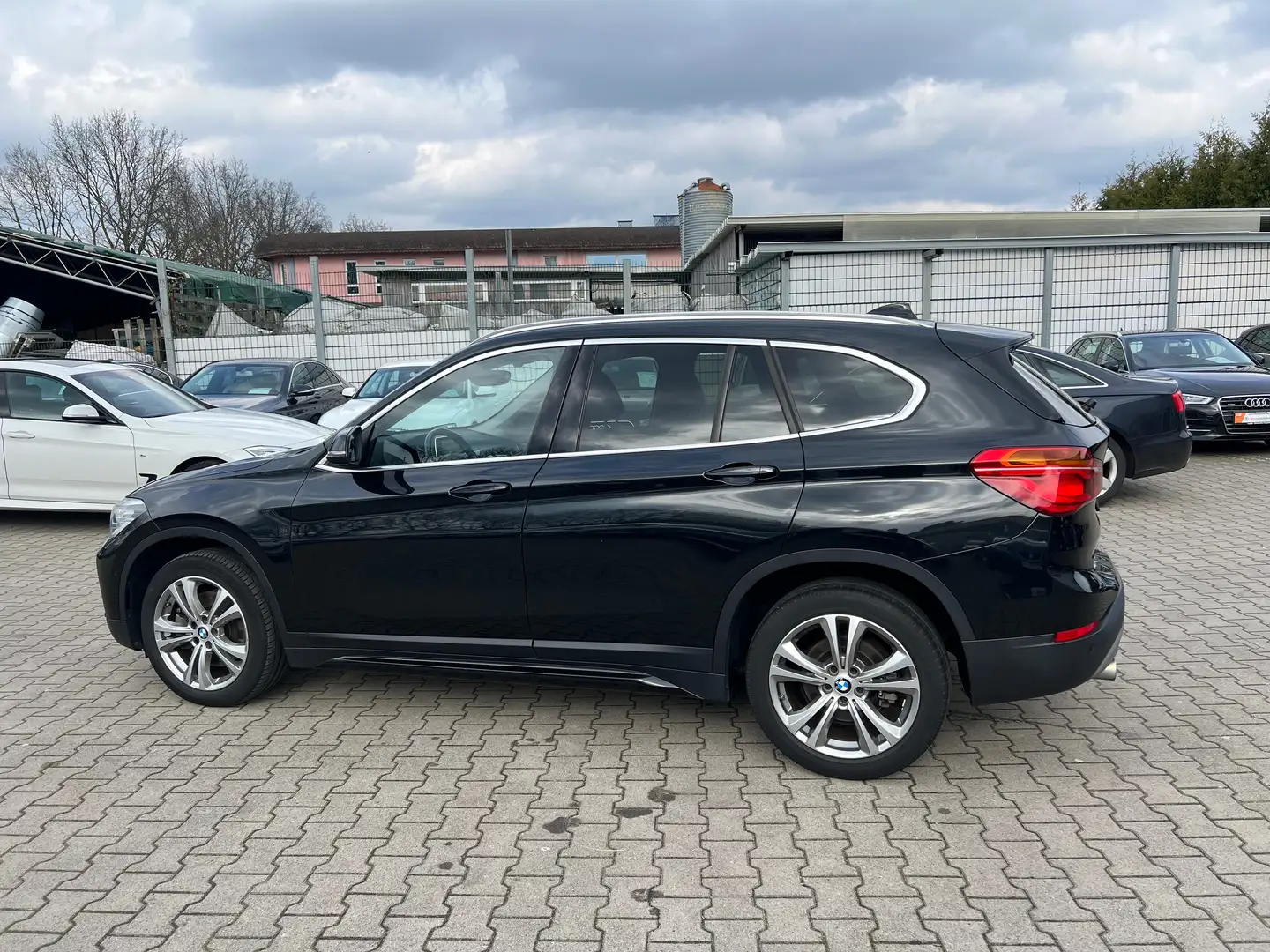 BMW X1 xDrive 20d Sport Line Automatik/ Inkl. Garantie!! Schwarz - 2