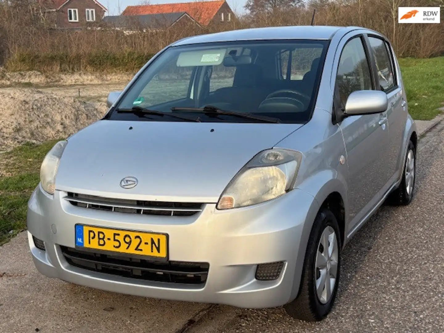 Daihatsu Sirion 2 1.0-12V Trend 5-Drs Airco Audio/CD Electric pakk Grau - 1