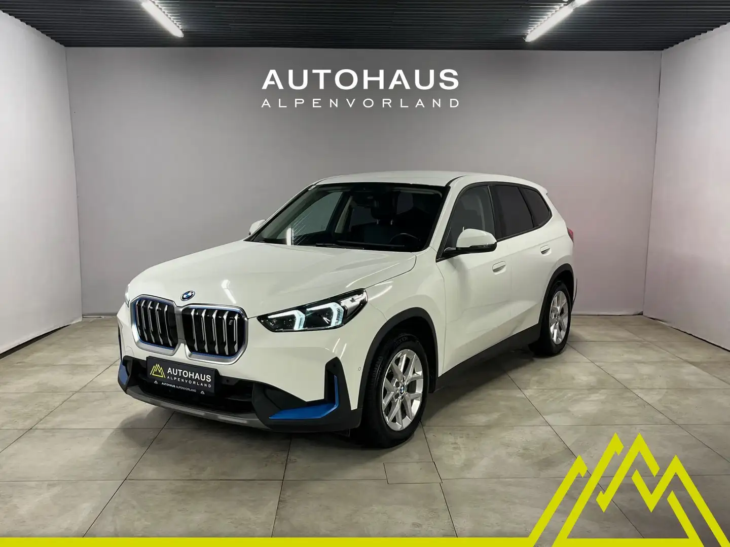 BMW iX1 xDrive30 64,7kWh ***AHK-schwenkbar*** Weiß - 1