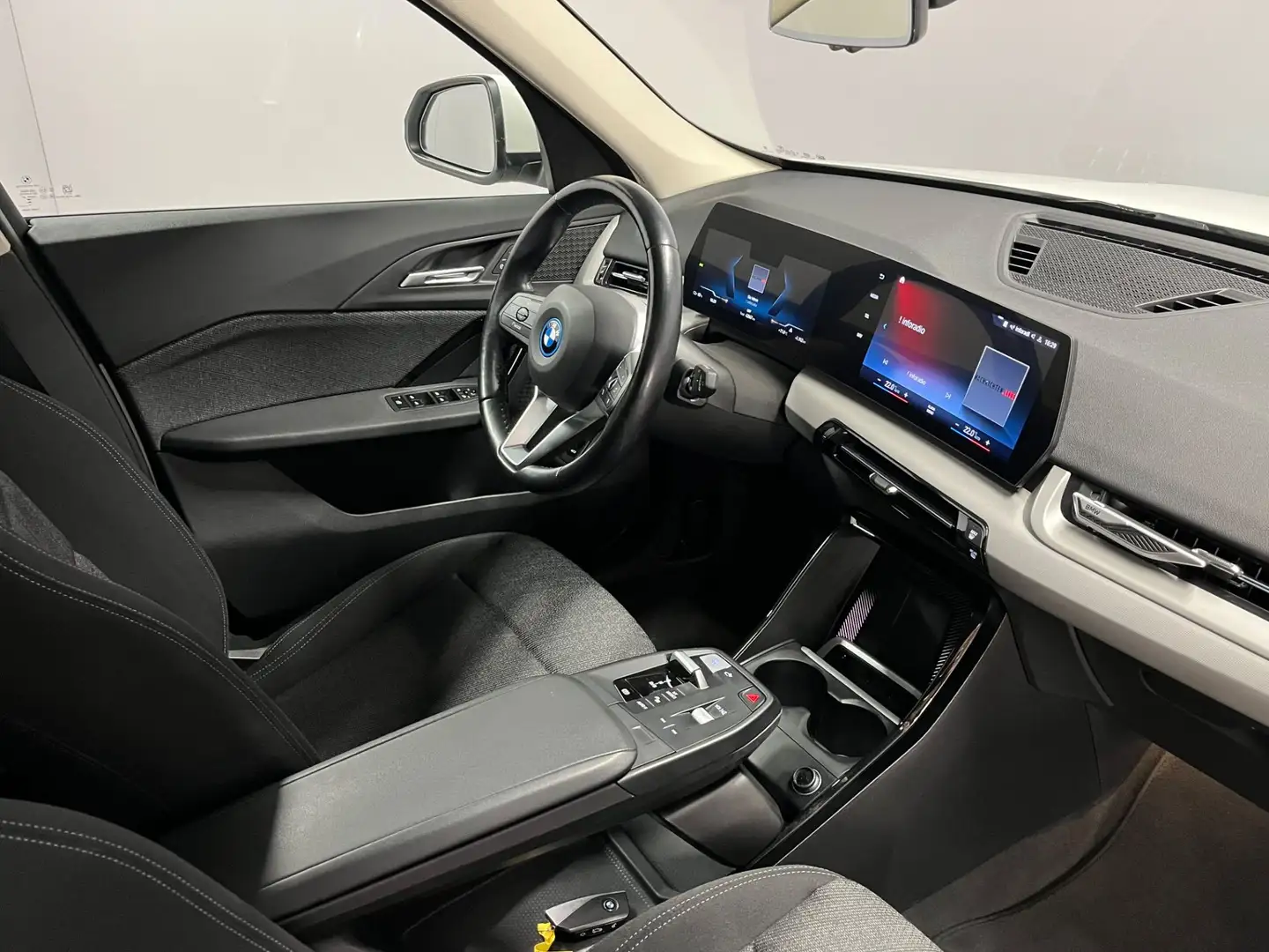 BMW iX1 xDrive30 64,7kWh ***AHK-schwenkbar*** Weiß - 2