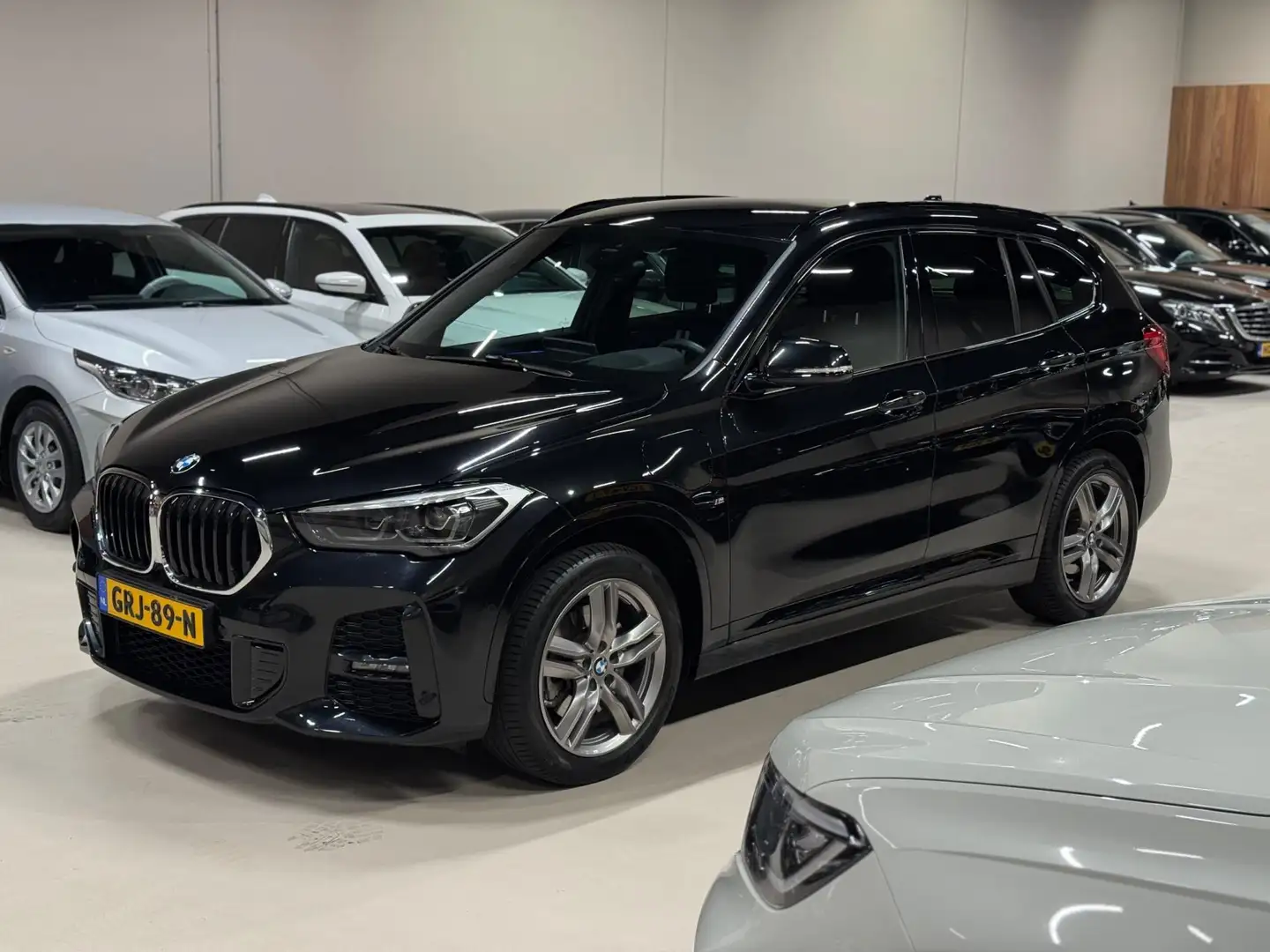 BMW X1 X-Drive25e eDrive M-Pakket, Apple Carplay, Ambiënt Noir - 1